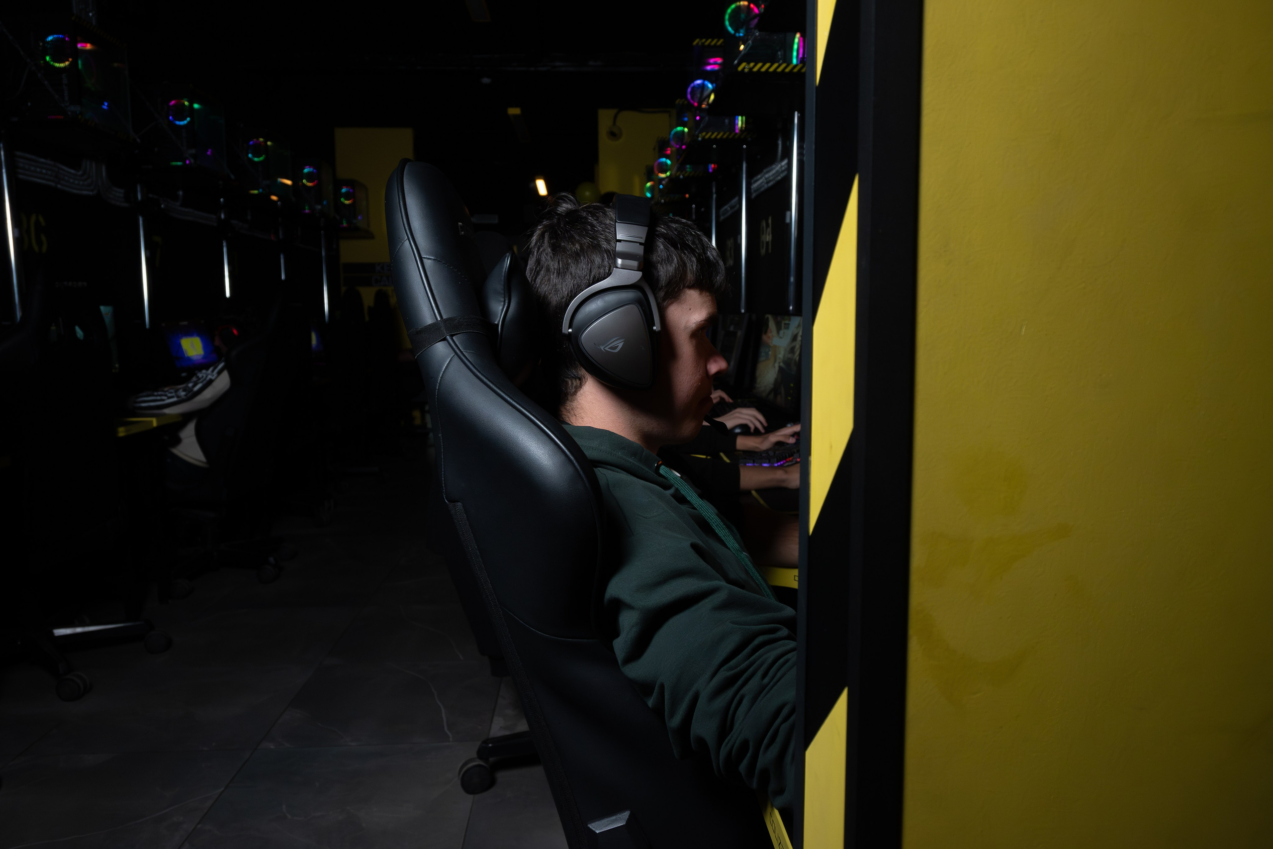 Репортаж в киберспортивном клубе Kolizeum. Фотограф мероприятий в Москве