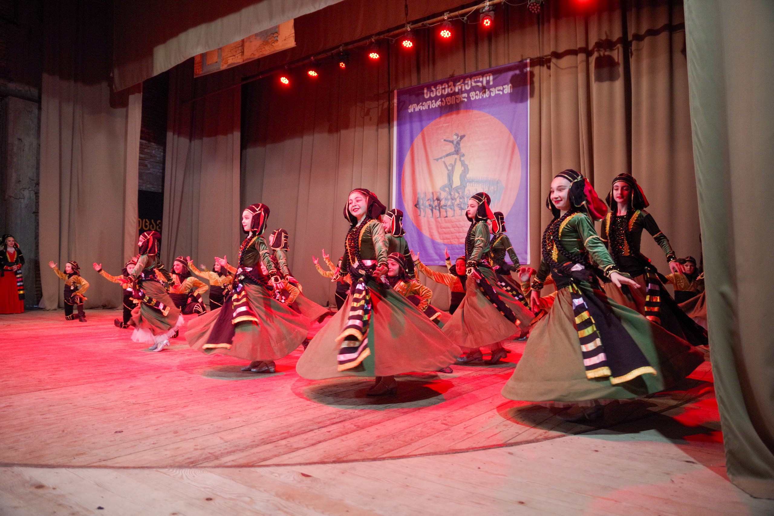 Грузинский танец. Портретный фотограф Денис Милютин