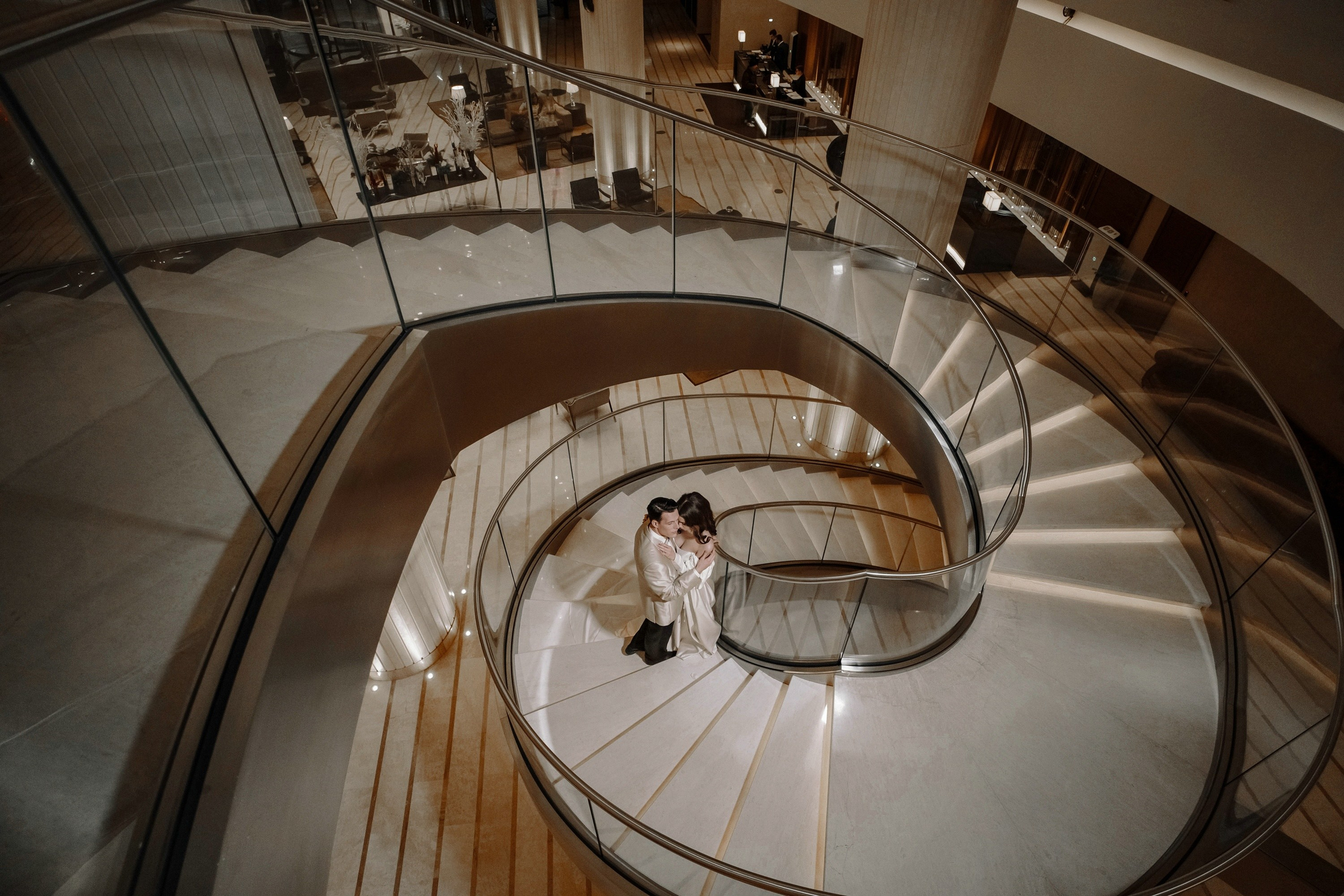 Фотосессия свадьбы на лестнице в Hyatt Regency Moscow Petrovsky Park. Свадебный и семейный фотограф в Москве Светлана Зоткина