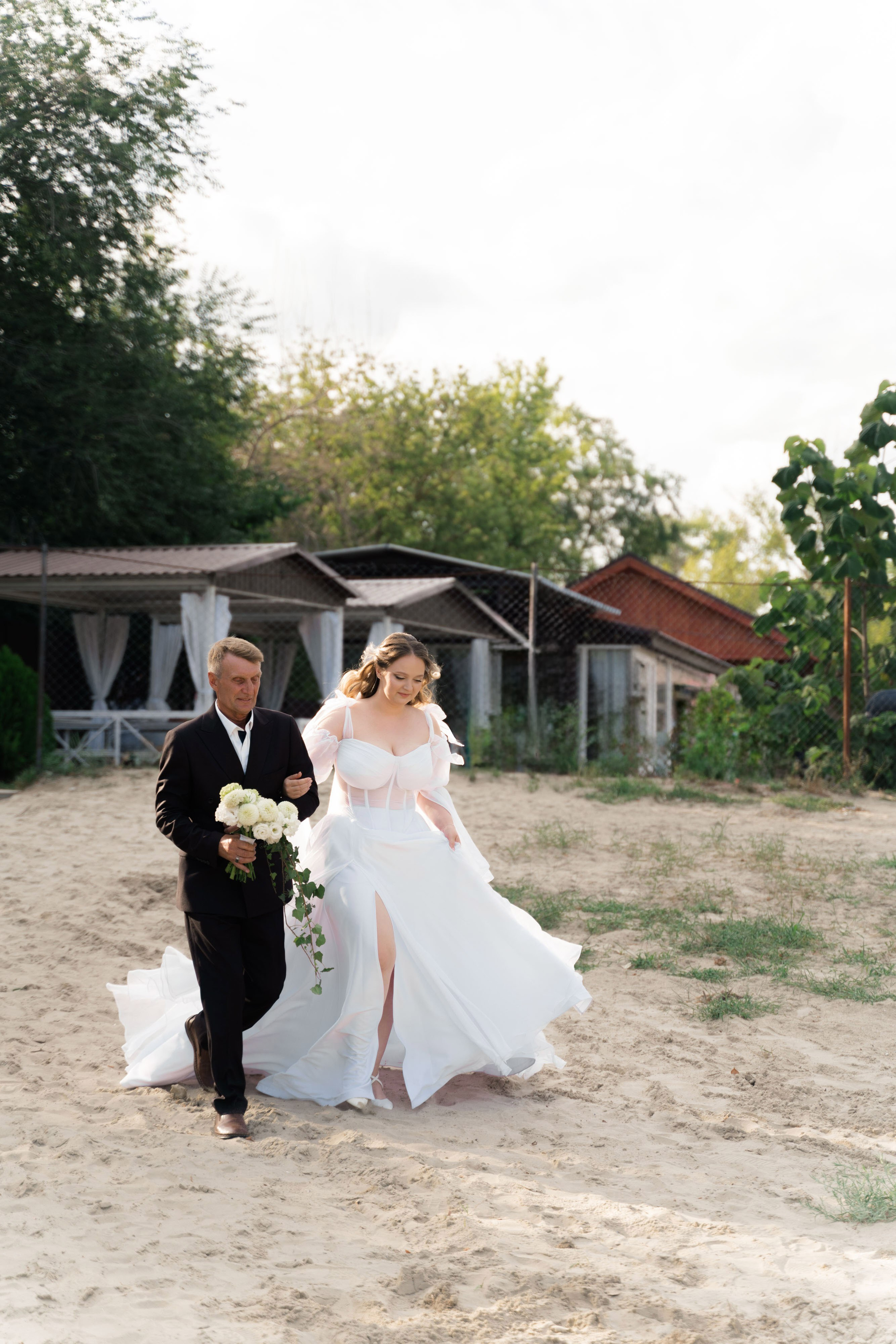 фотосессия выхода невесты с папой на выездной регистрации