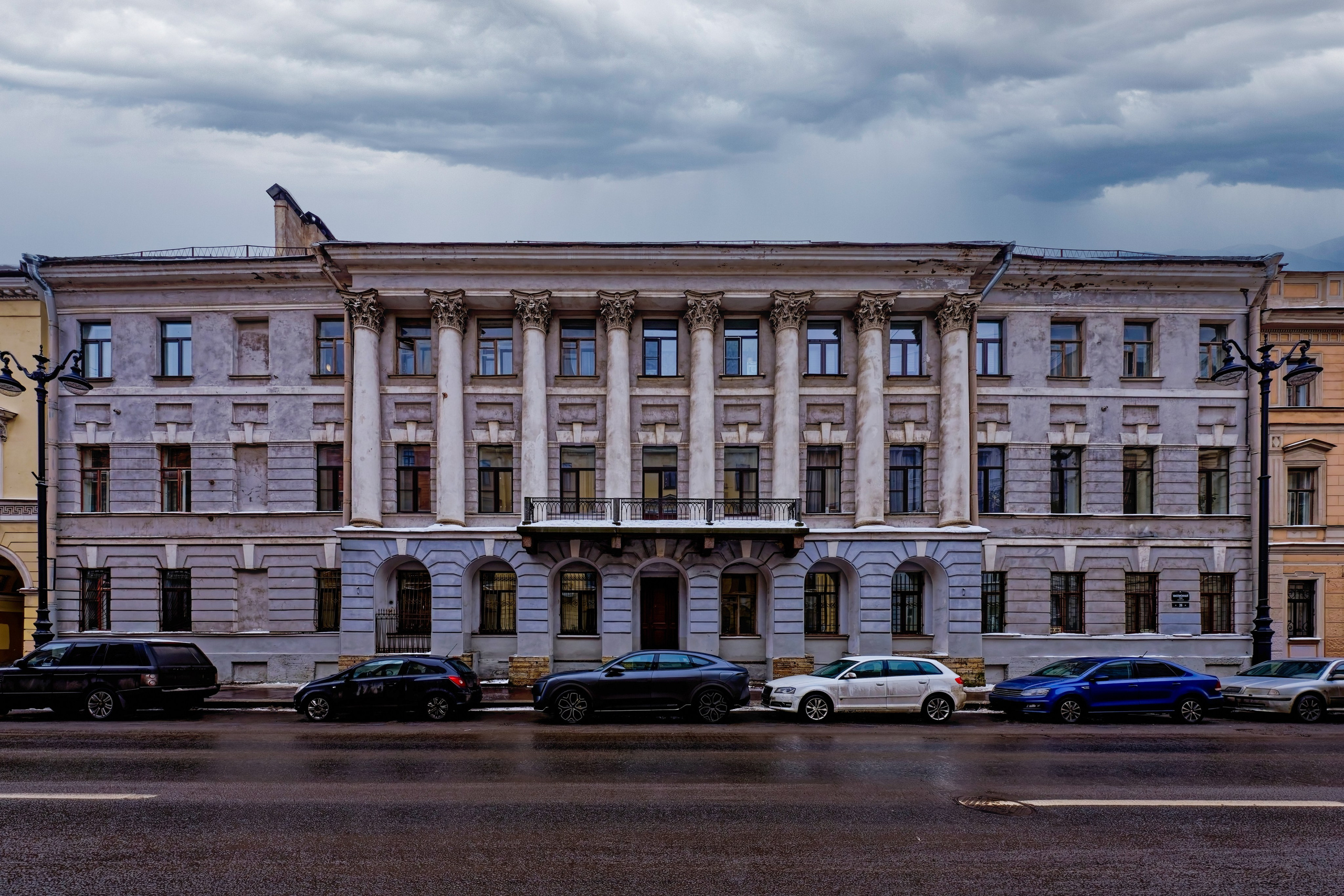 Санкт-Петербург, улица Миллионная, дом 26 (набережная реки Мойки, дом 25). Дом лейб-хирурга Эбелинга (фасад по Миллионной улице), 1803. Архитектор Луиджи Руска. 