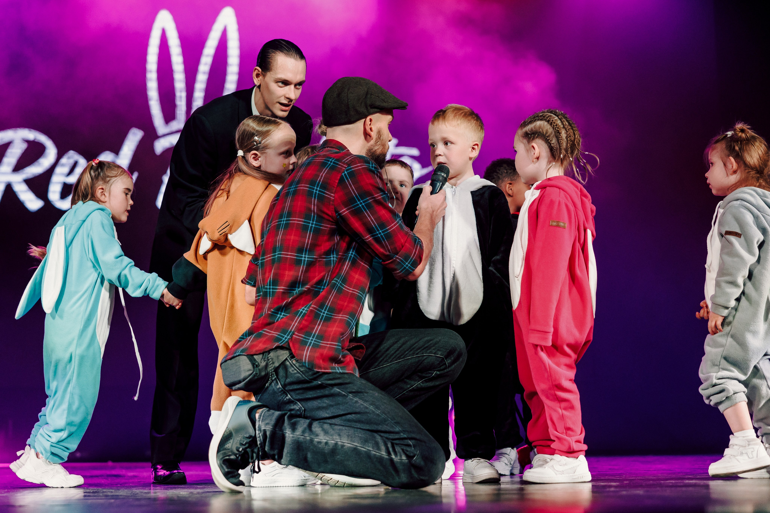 Отчётный концерт танцевальной школы «Red Rabbits» 2025. Лёшка Варзегов — фотограф