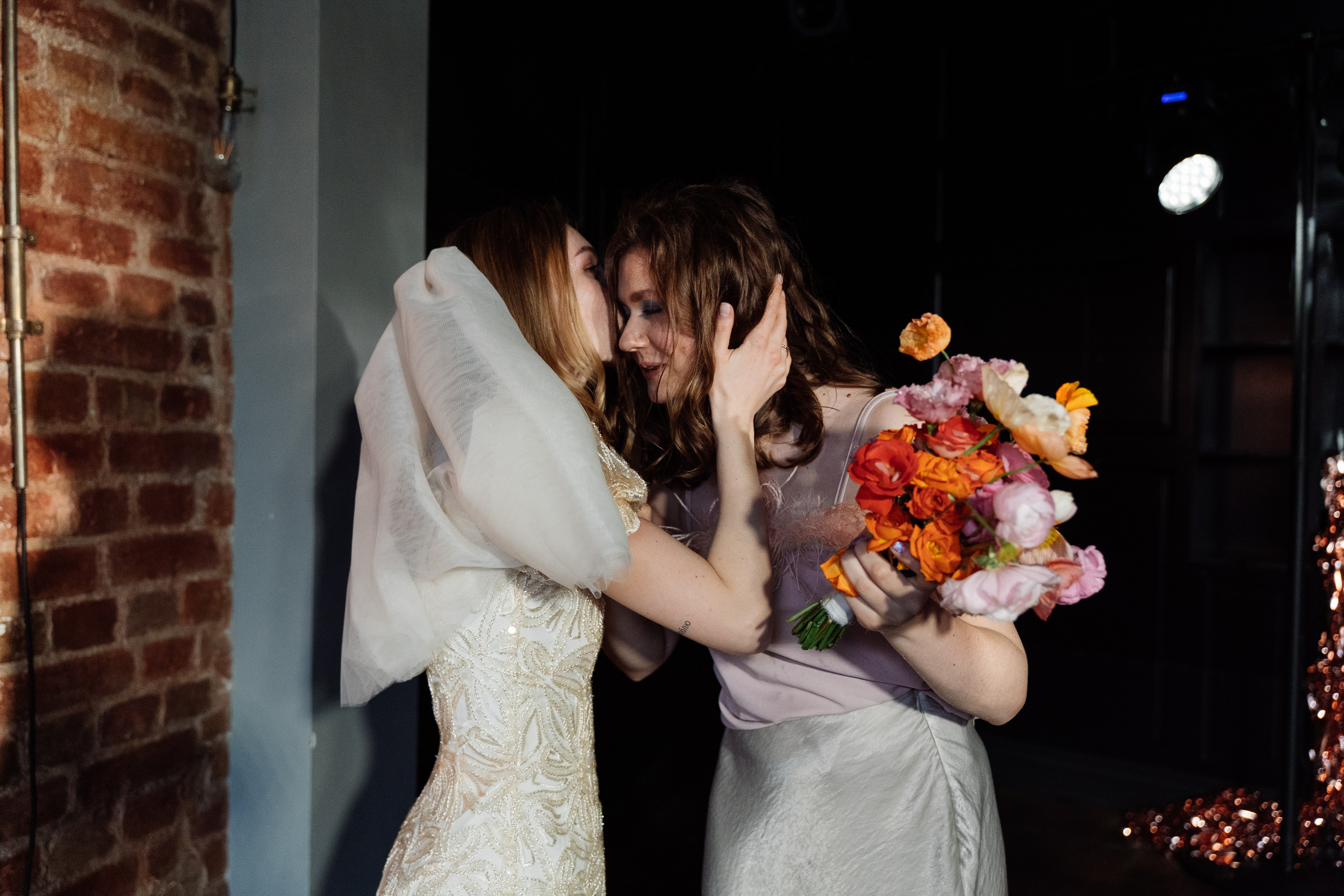 Камерная свадьба на фонтанке в сезонах. Свадебный фотограф организатор в Санкт-Петербурге Ассоль Опарина