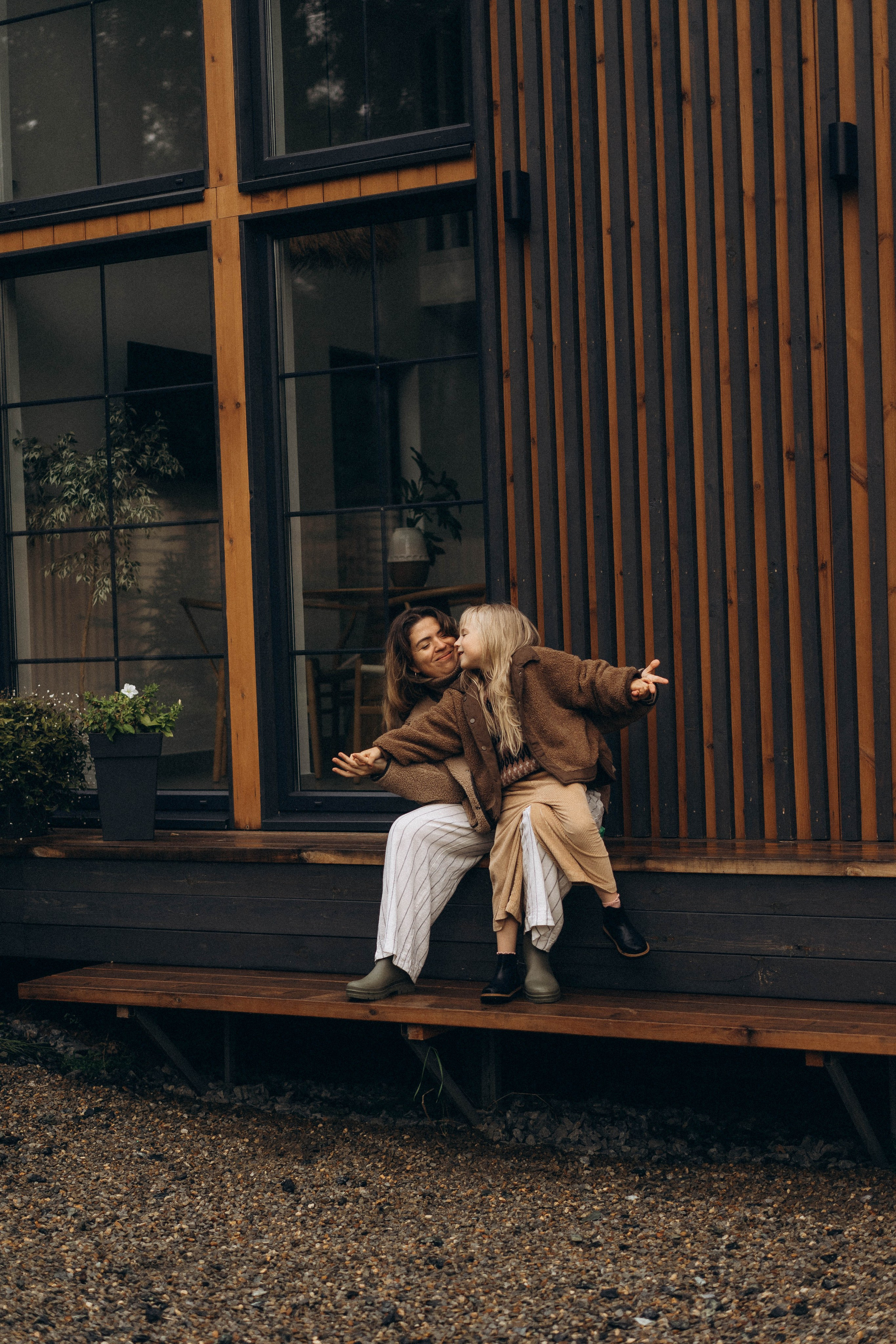 Фотосессия у дома во дворе мама и дочка. Фотограф Екатеринбург Кокшарова Александра