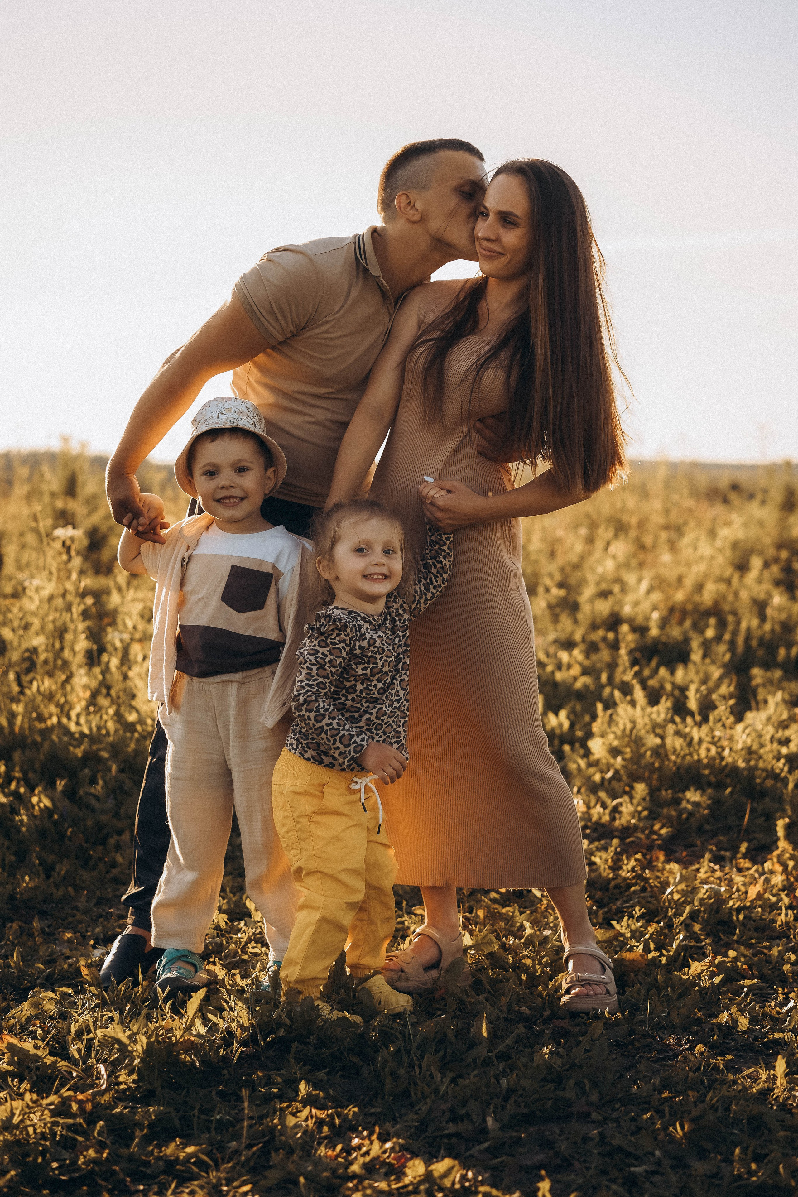 Семейная сьемка в поле на закате. Фотограф Екатеринбург Кокшарова Александра