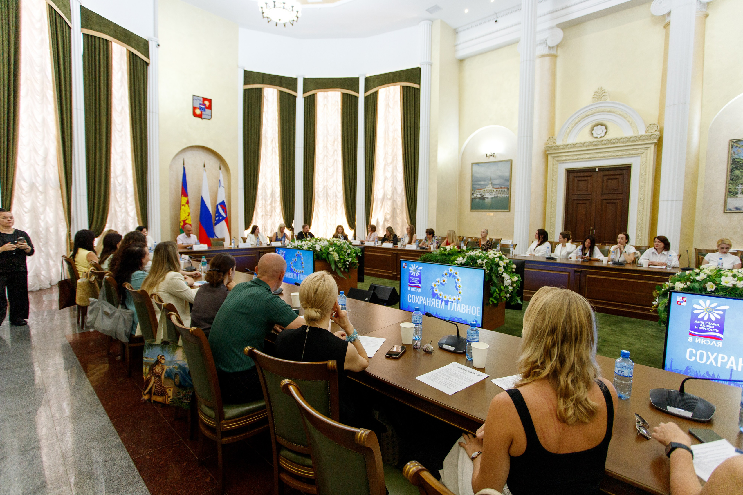 Пленарное заседание Союза Женщин России 7 июля 2025. Интерьерный и фуд фотограф в Иркутске Дмитрий Арно