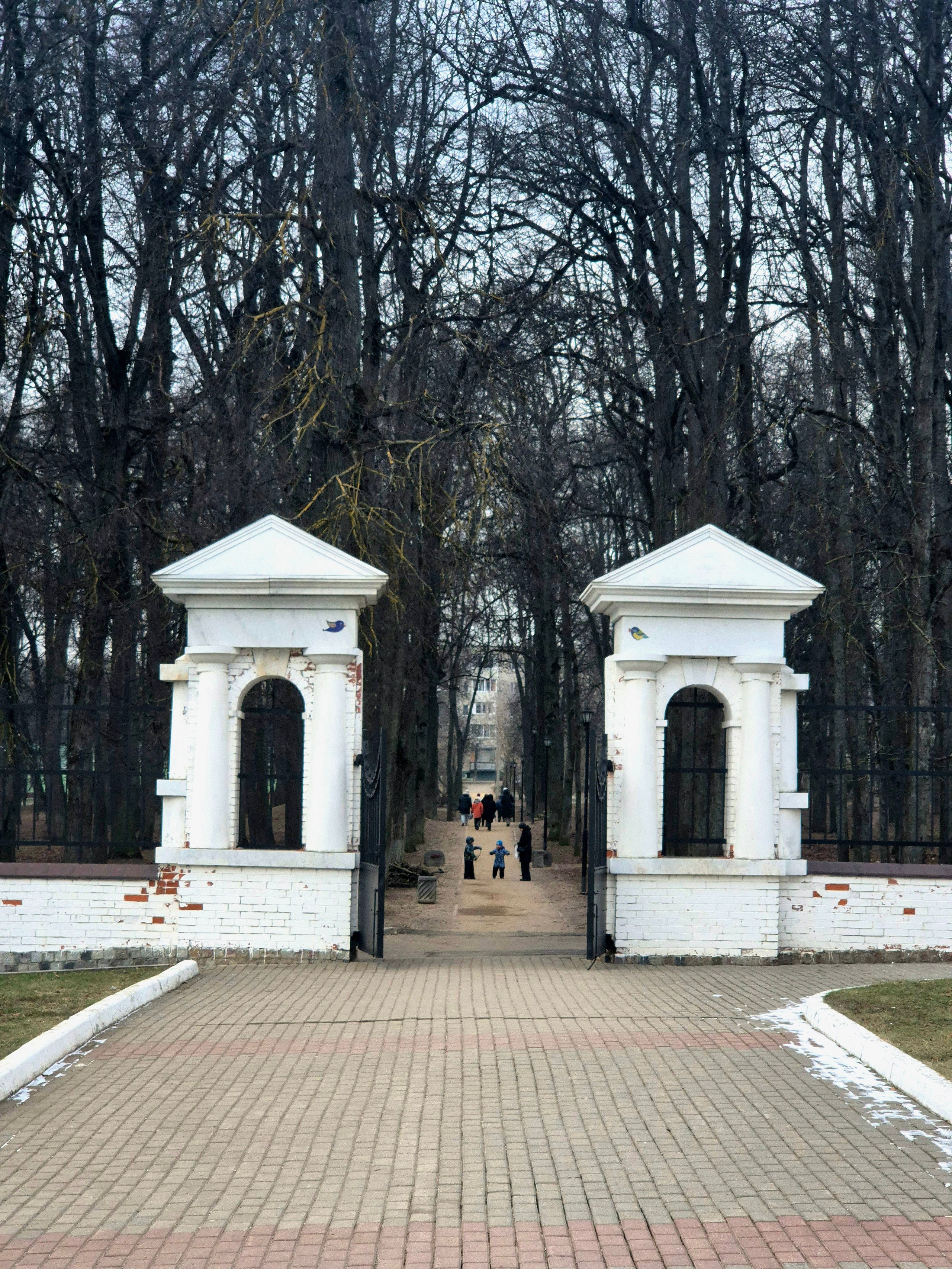 Рядом с усадьбой расположен парк. Парк небольшой, но уютный, с насыпными декоративными холмами