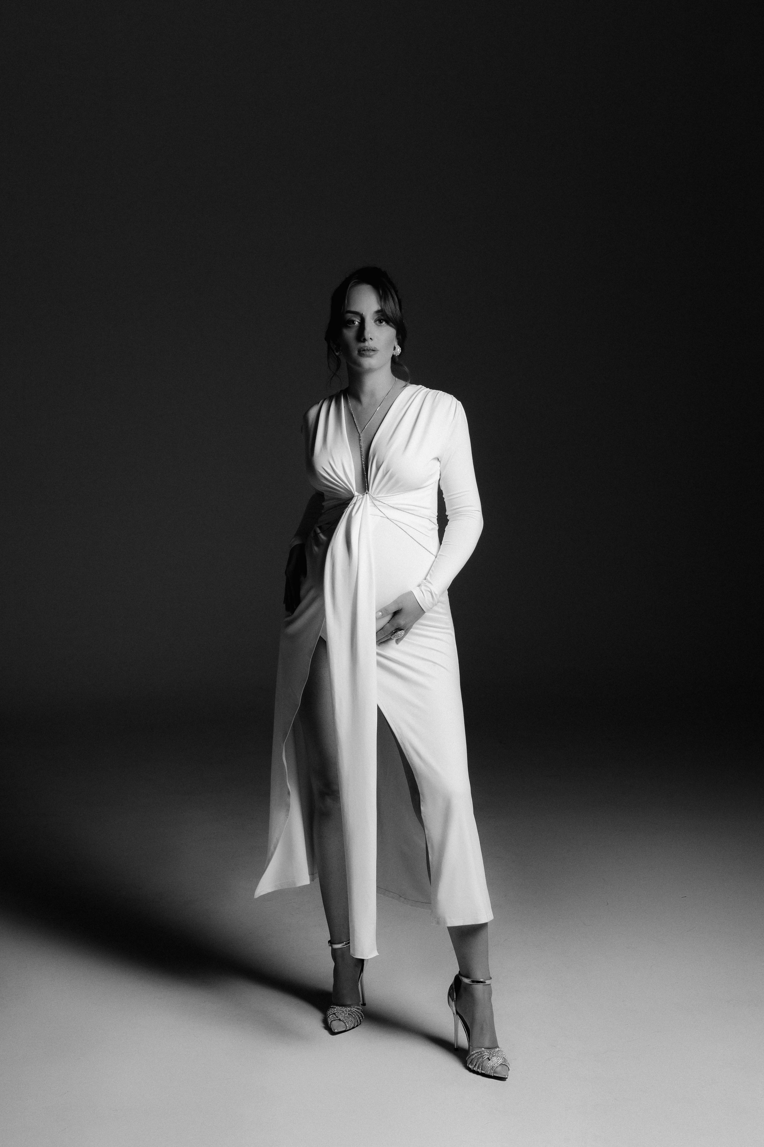 Александра. Фотосессия беременности на циклораме. Фотограф в Москве Ольга Сатони