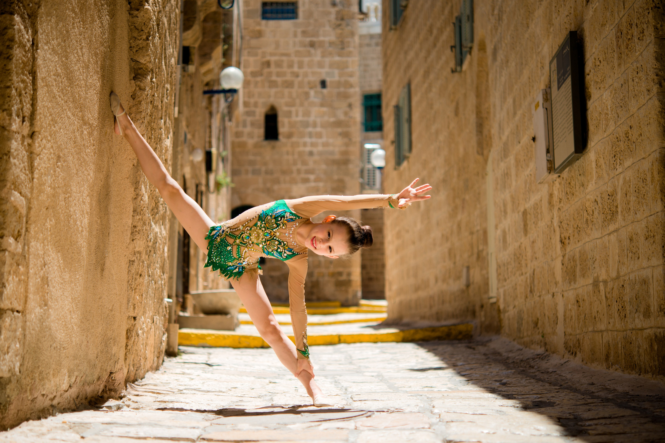 Фотосессия девочки-гимнастки в старом городе. Главная