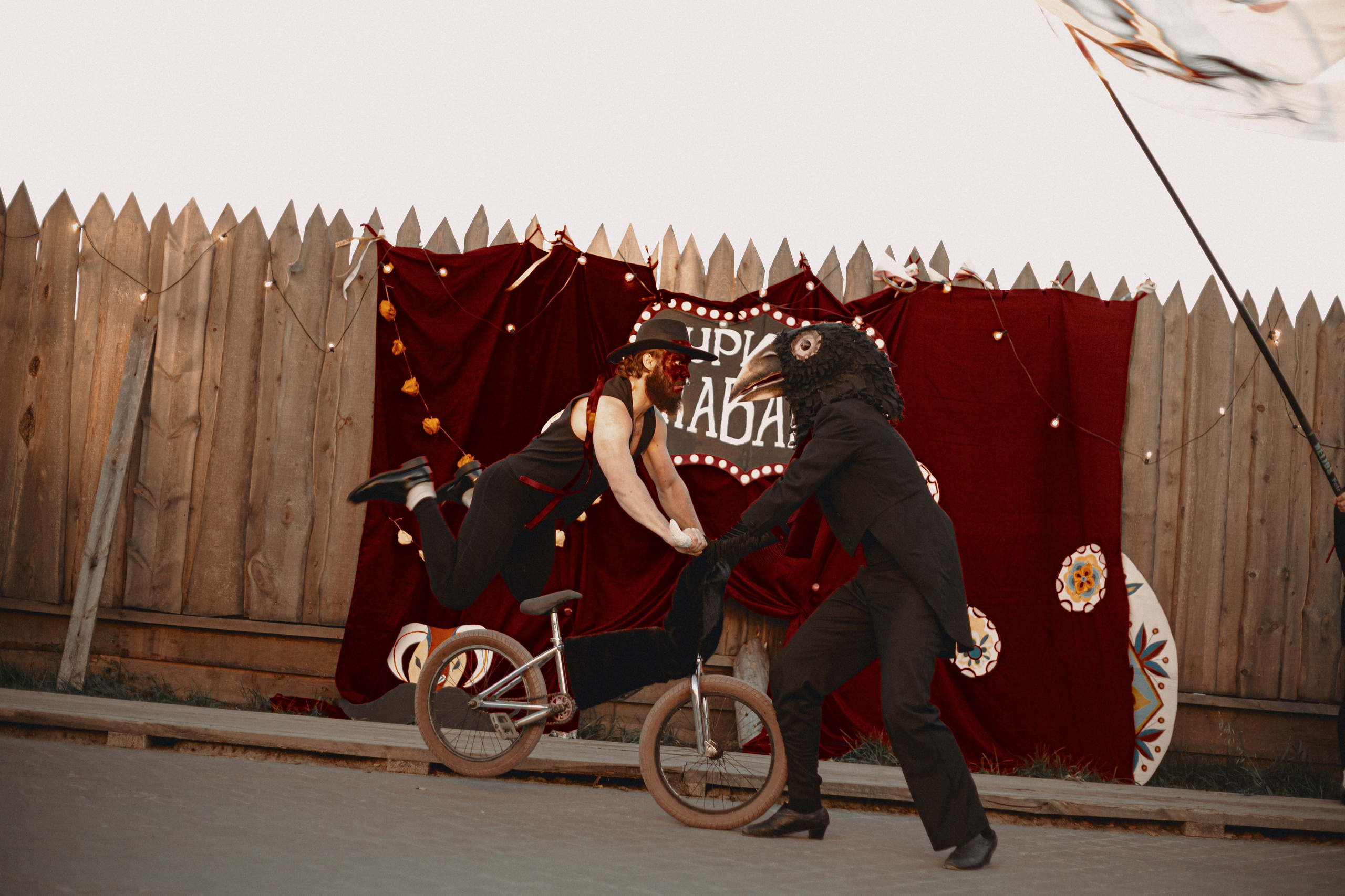 Спектакль «Куриное кабаре» от Свободного молодежного театра | Тобольск. Арт-фотограф Крис Л. в Тобольске: портрет, семейные, свадьбы