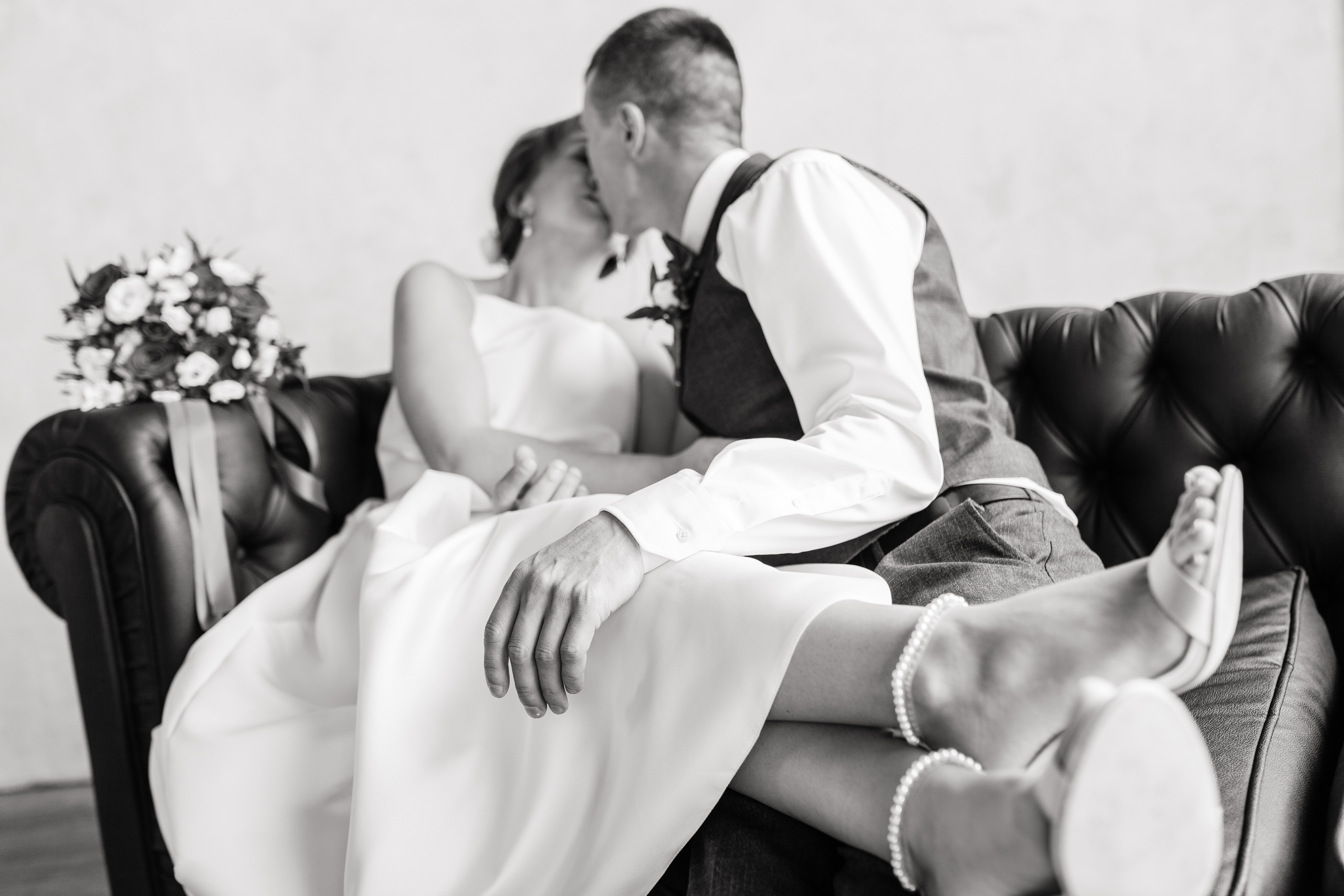 черно белая свадебная фотография пары в фотостудии Уильям Томсон в Томске