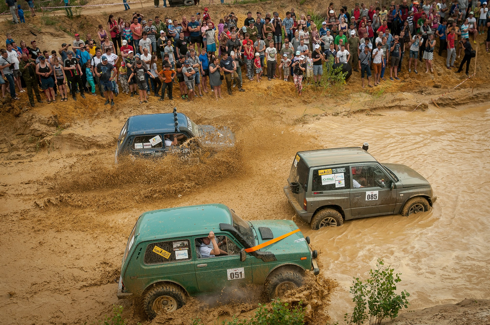 Участники трофи рейда едут по грязи через водоём