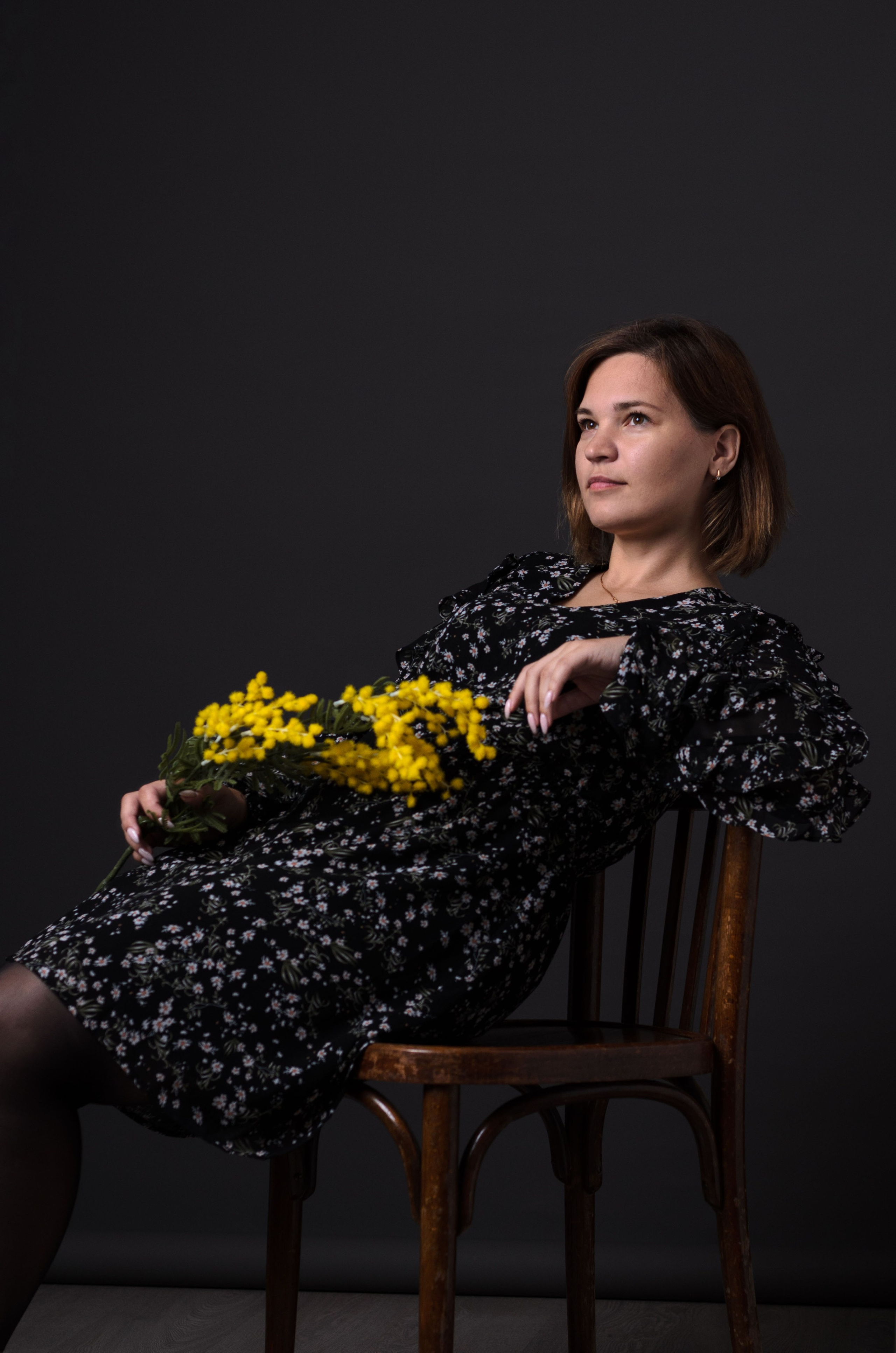 женский портрет с цветами в студии