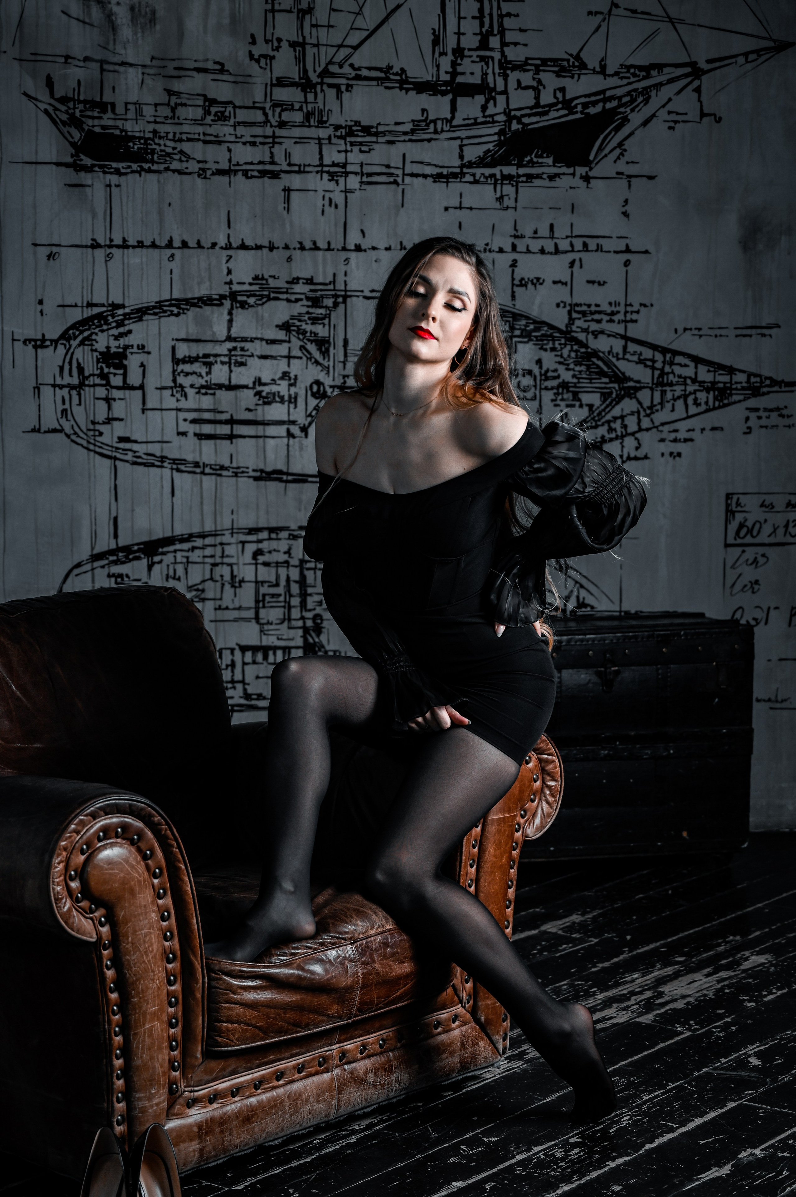 Эмоциональный женский портрет в стиле noir с естественным освещением. Фотография передаёт глубину взгляда и лёгкую задумчивость, подчёркивая индивидуальность модели. Идеально для личного блога, соцсетей или рекламных проектов. Профессиональная съёмка в студии с акцентом на естественную красоту.