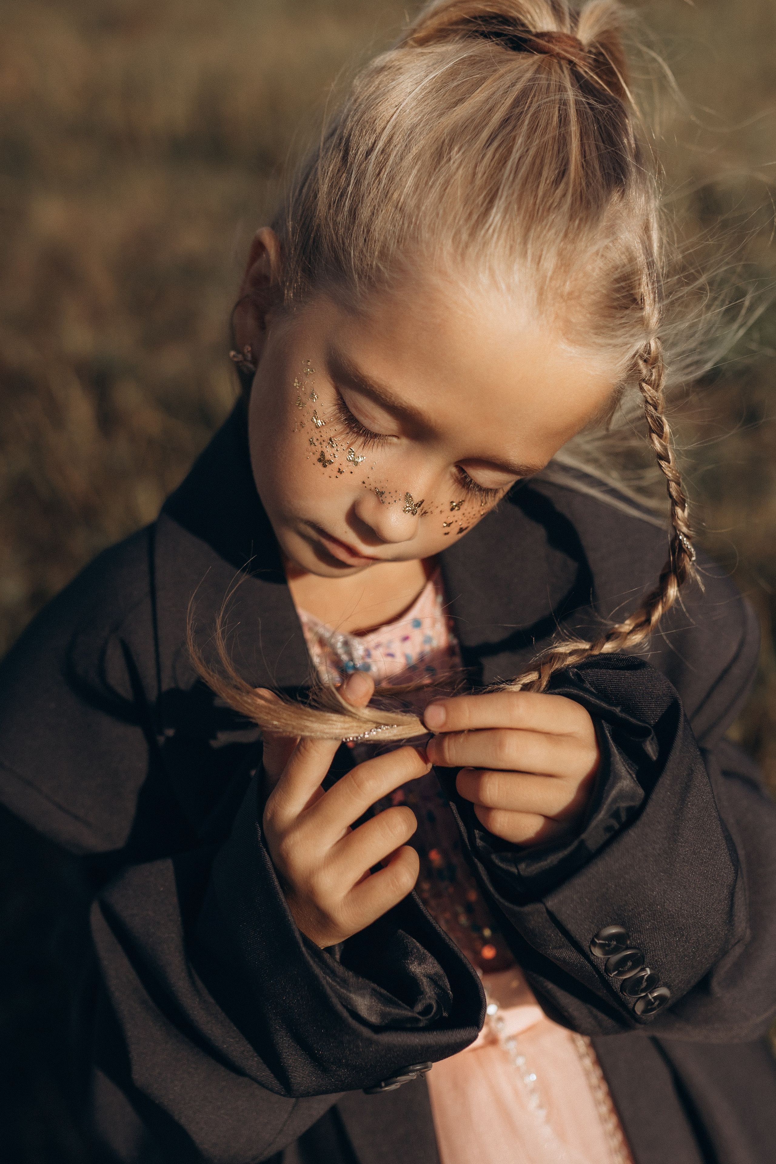 Вика и Миша на сене. Семейный фотограф lifestyle в Новосибирске Елена Шпилевая