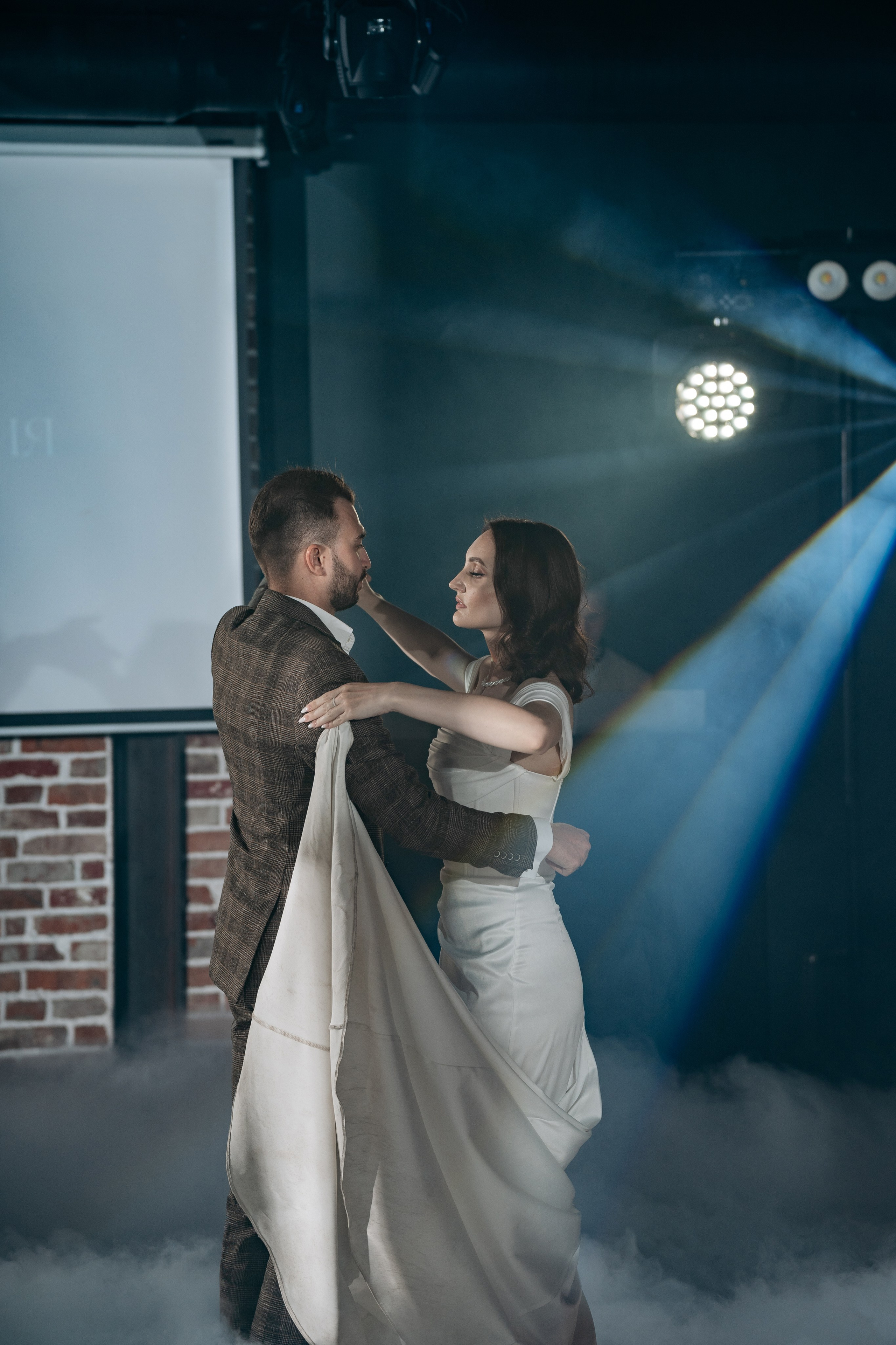 Свадебная фотография на банкете — Первый танец молодоженов, полный романтики и нежности.