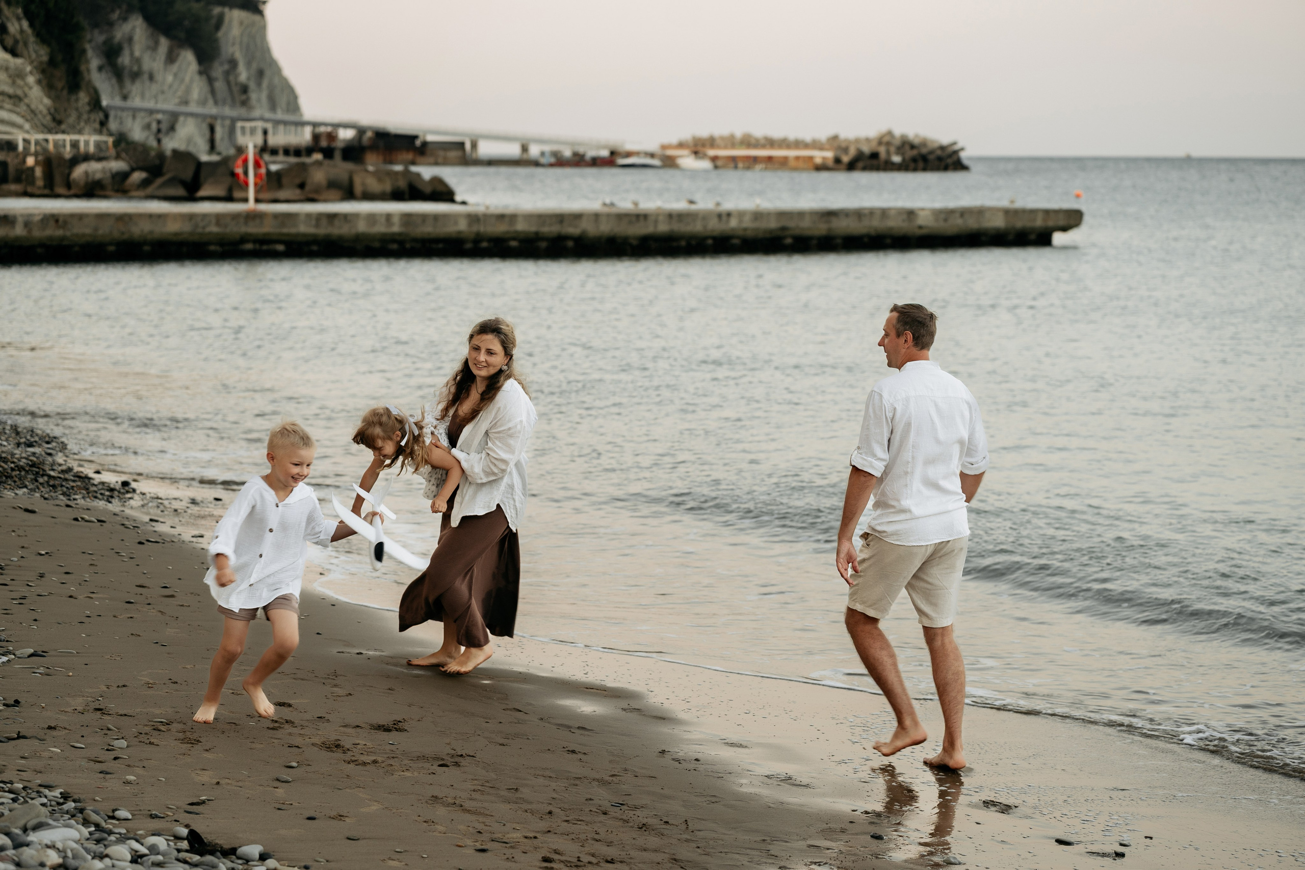 фотосессия Абрау-Дюрсо семья на природе у озера и моря