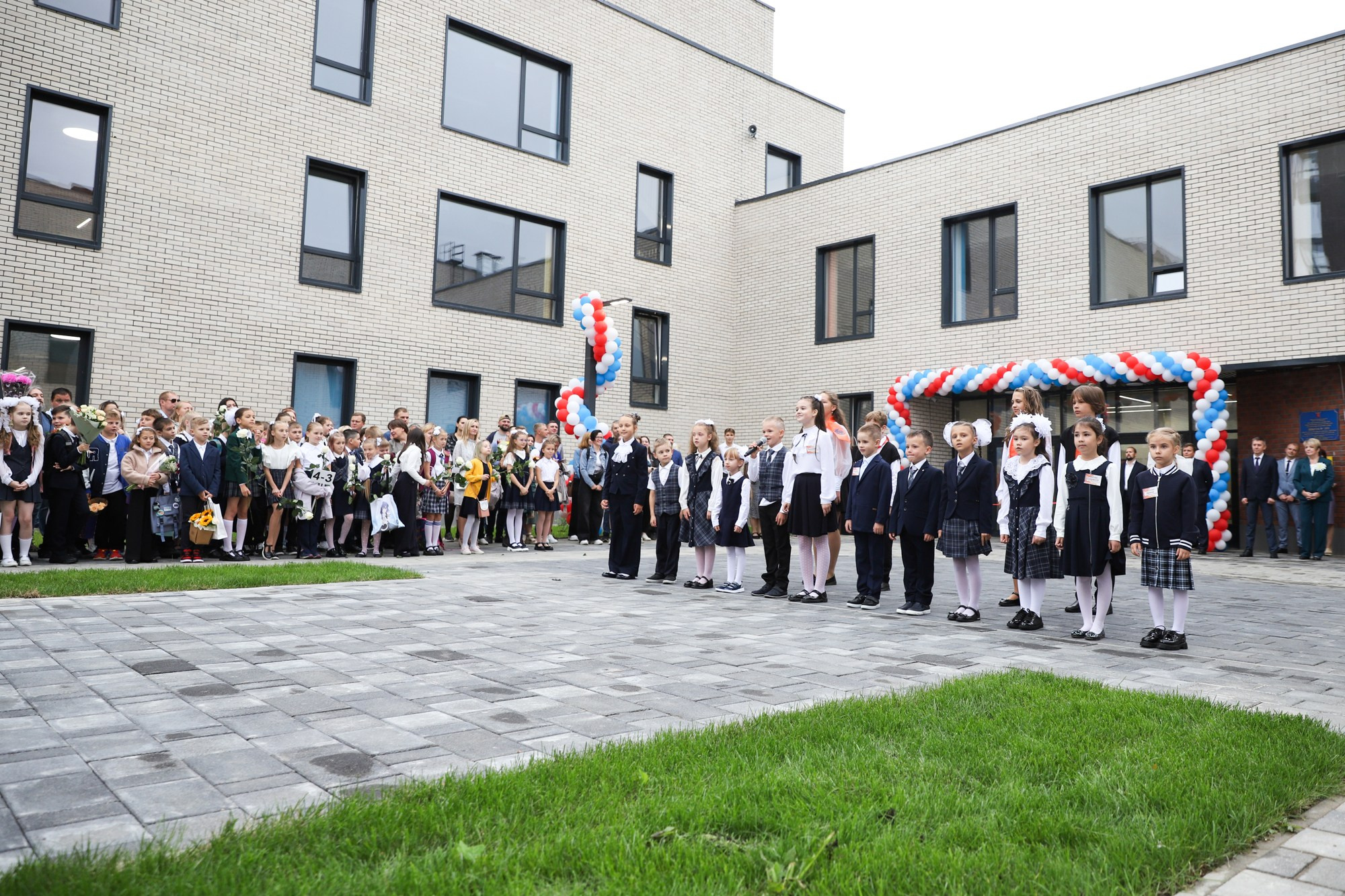 1 сентября в школе № 104. Фотограф Дарья Попова