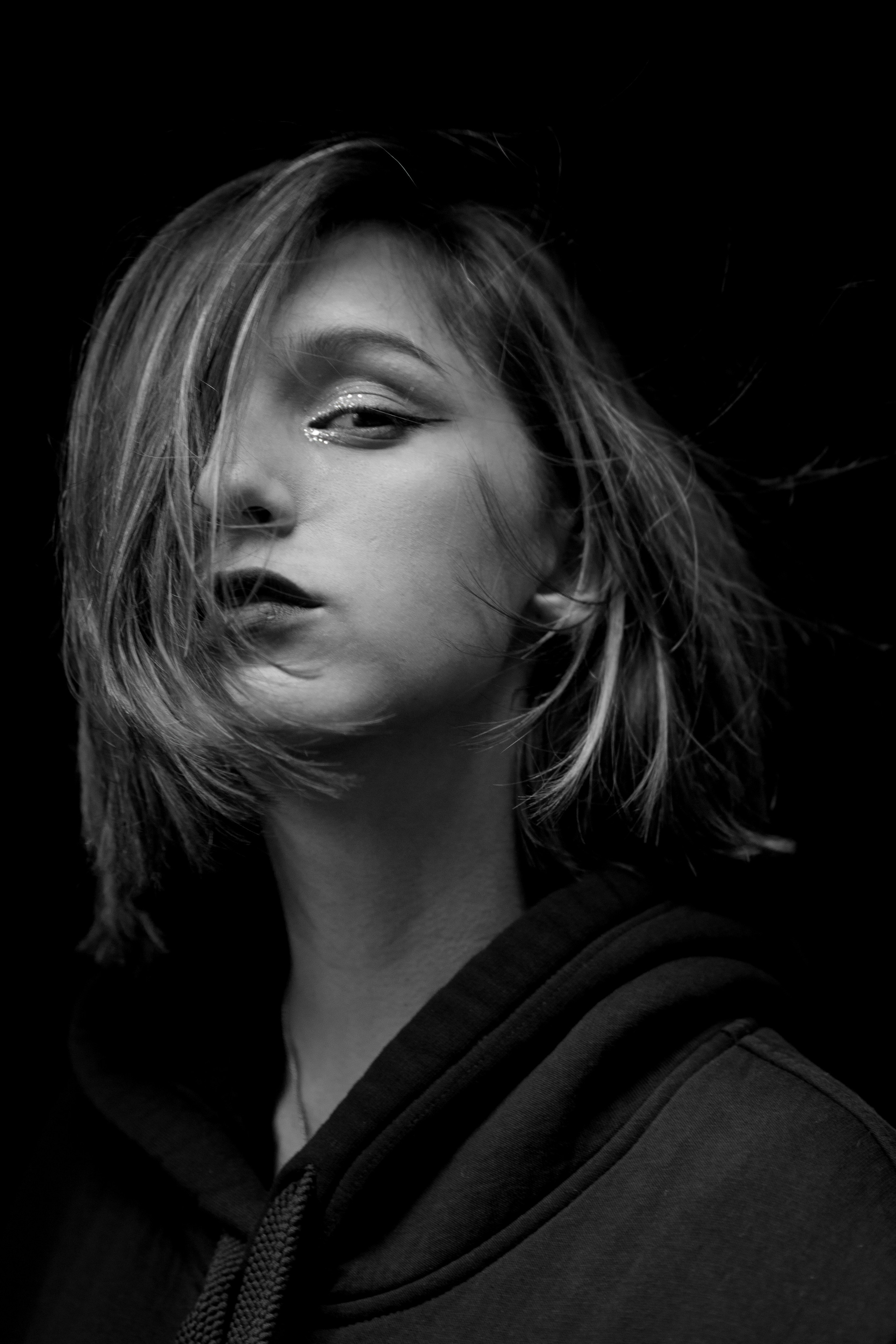 Фотосессия на 18тилетие на территории Красного октября в черной толстовке, крупный план черно-белый портрет.