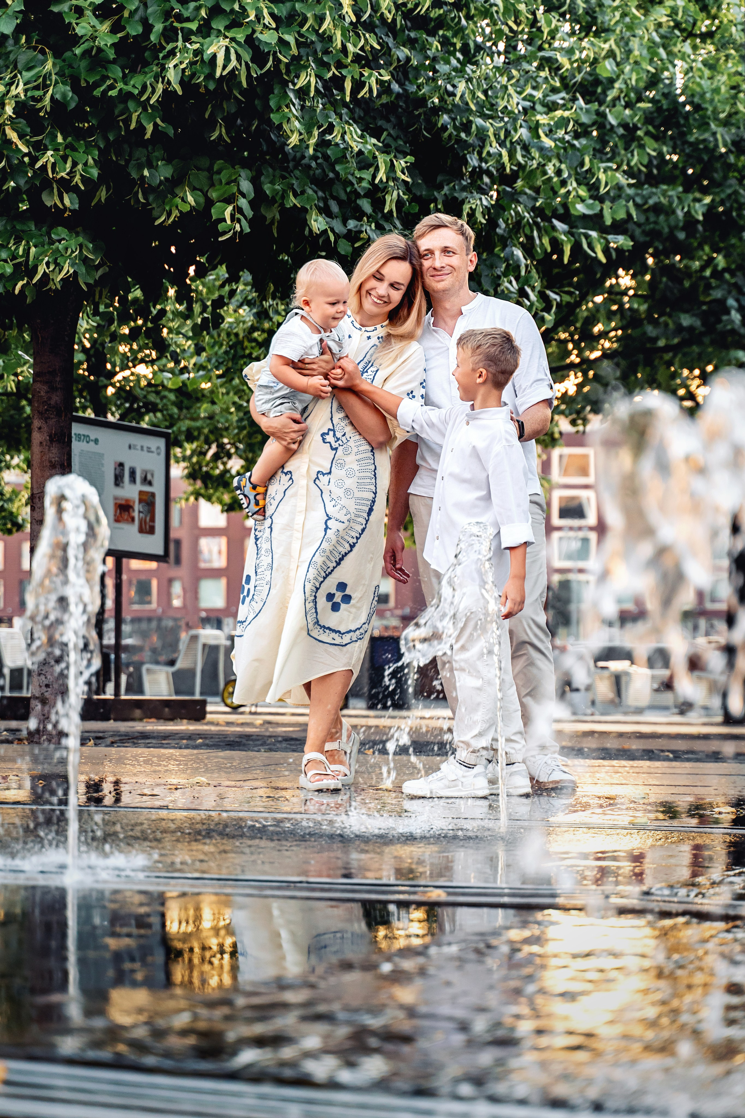 Семейная прогулка в парке Музеон на закате. Фотограф \ Видеограф на Крещение, Венчание Москва| Семейные съемки