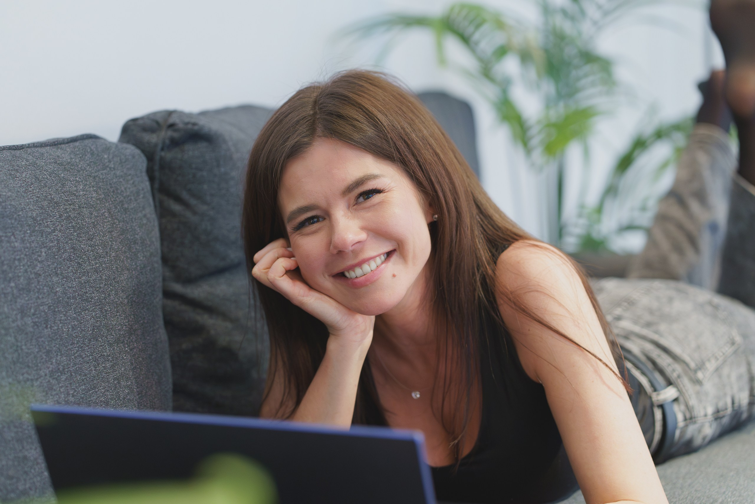 Портреты блогера в стильном формате — фотосессия на диване | Фотосъемка портрета для блогера в Екатеринбурге