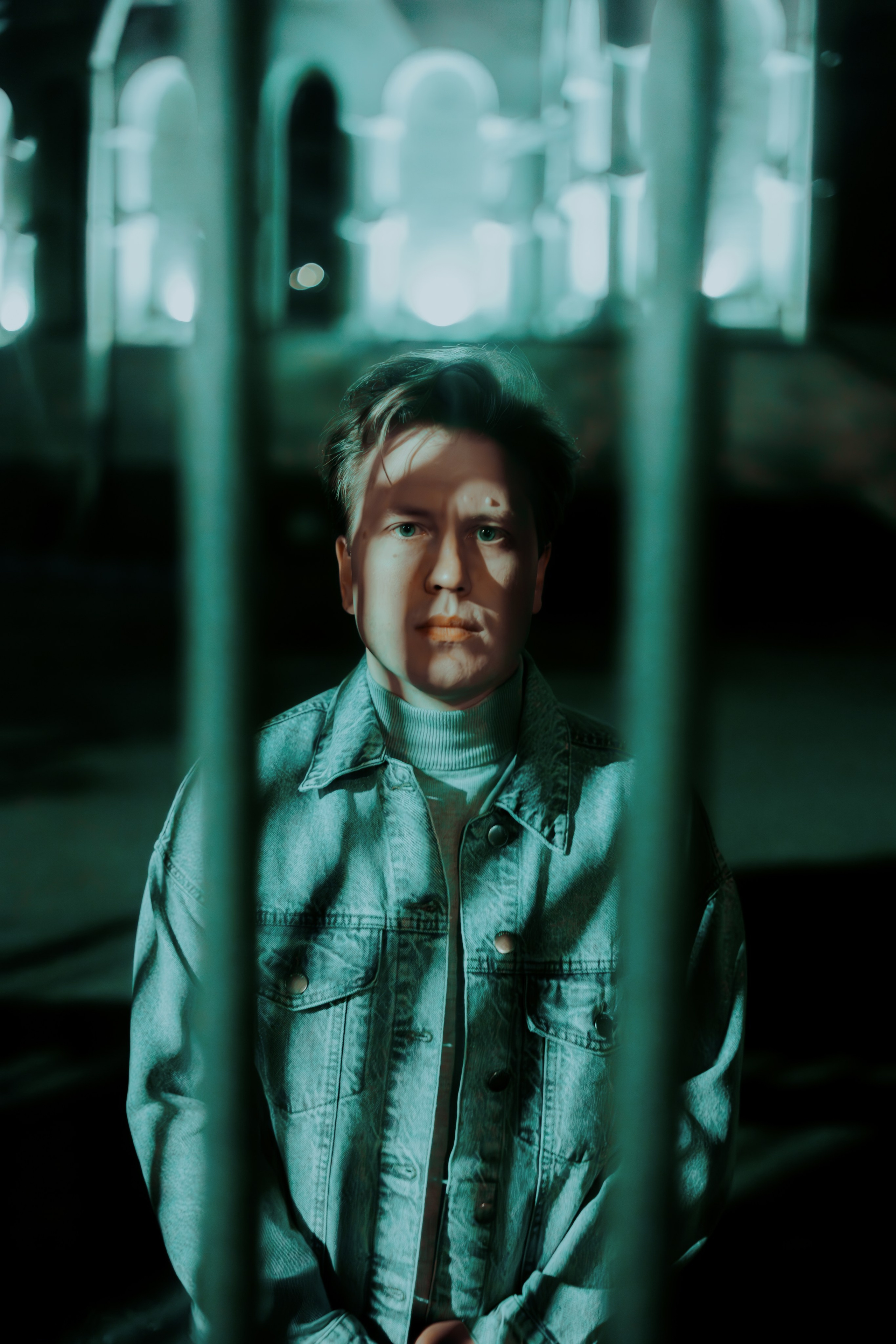 Мужчина с тенью на лице за решеткой крупным планом 