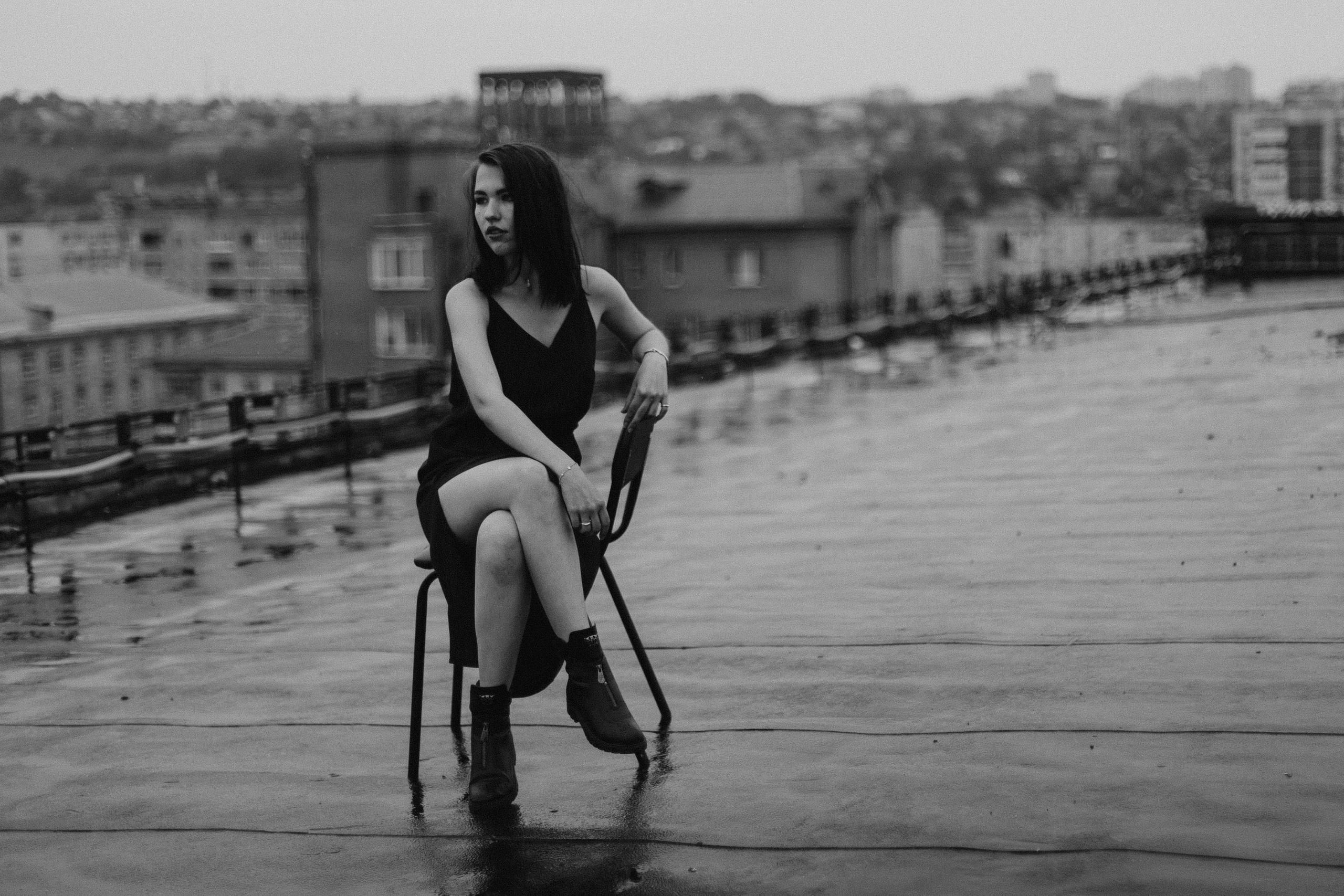 Черно-белая женская фотосессия на крыше в Красноярске
