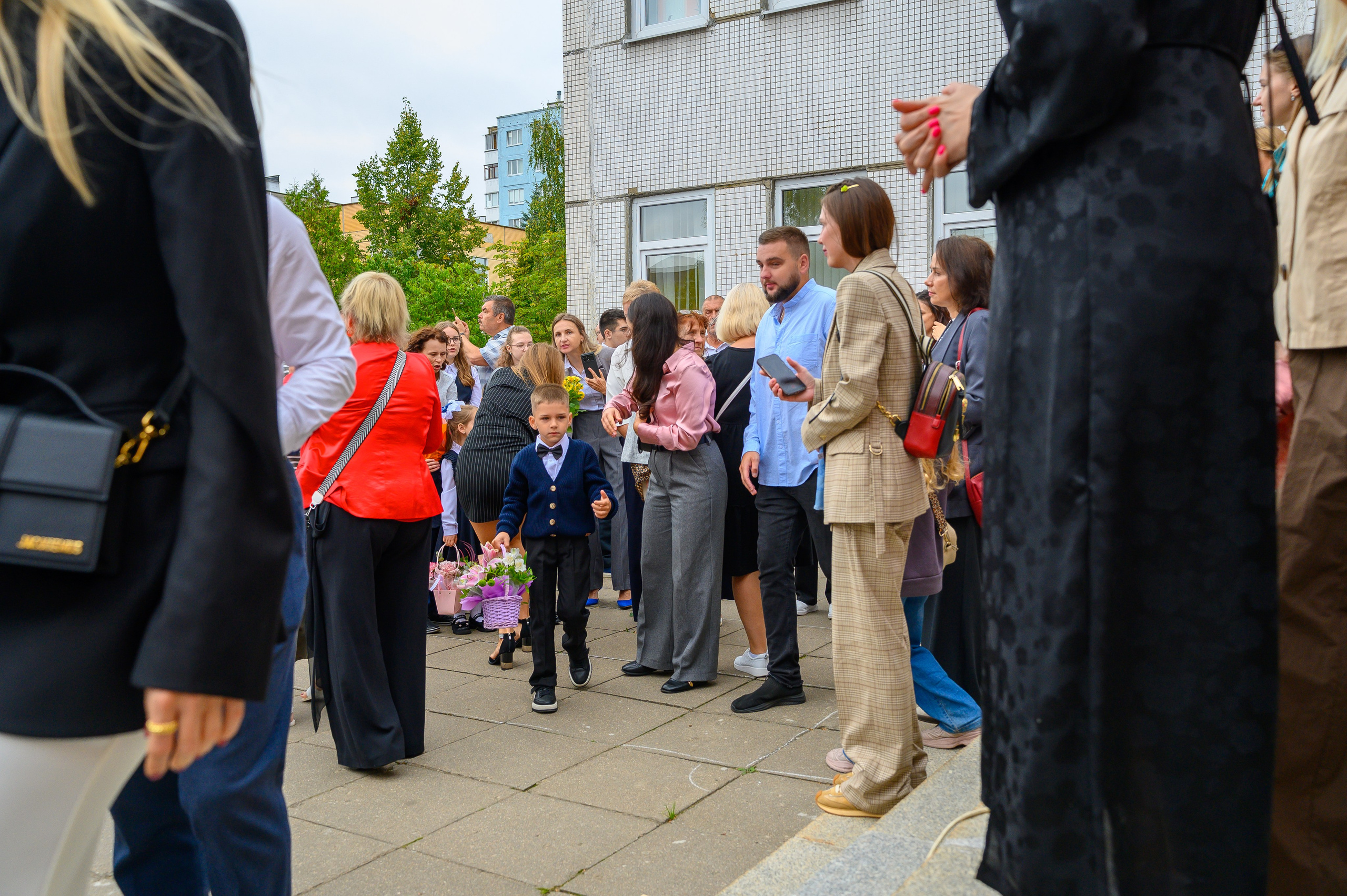 Вот звучит первый звонок, перед этим долгое приготовление к новому этапу в жизни, Яромир идет в школу. Фотоуслуги, услуги фотографа, фотографирование важных событий