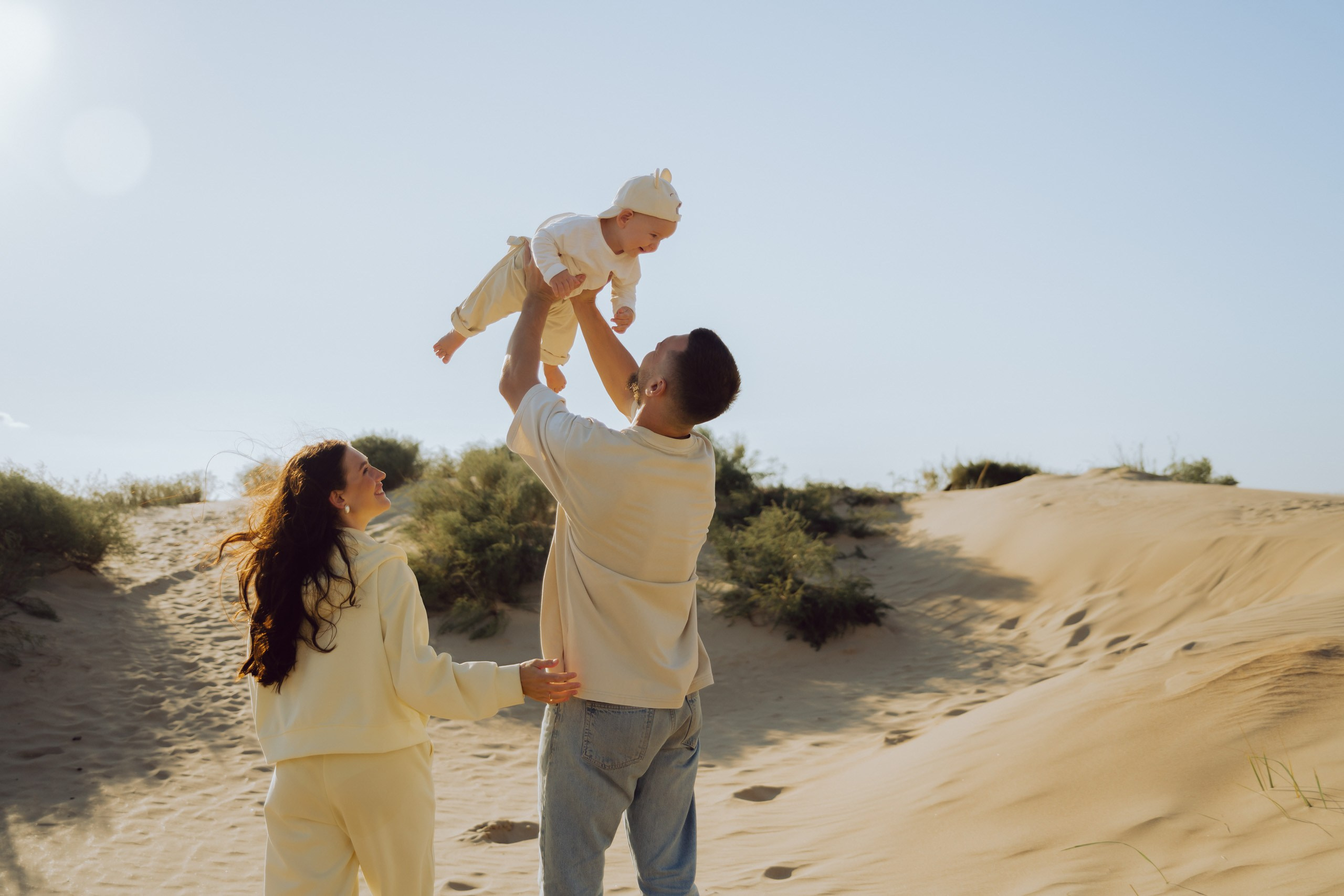 Знаете, в чем магия моря? Оно умеет лечить. Лечить усталость, лечить душевные раны и даже восстанавливать себя после испытаний. 🌊Сейчас весь город готовится к сезону.И несмотря на все сложности прошлого года (ту самую аварию с мазутом, о которой все говорят), Анапа делает невероятное — пляжи засыпают новым, чистым, золотым песком. Работа кипит, город хорошеет, море спокойно, а воздух снова пахнет надеждой и отпуском.Иногда тишина нарушается -напоминая о том, что вокруг стало чуть громче …Для меня, как для фотографа, это особое время. Время, когда хочется ловить не просто кадры «у моря», а настоящие эмоции возрождения.Смех детей, которым плевать на трудности, объятия родителей, которым хорошо здесь и сейчас, и этот бесконечный горизонт, который всегда прекрасен.Давайте создавать истории там, где жизнь продолжается, несмотря ни на что.Кстати, апрель и май — идеальное время для съемки.Солнце здесь особенное: мягкое, теплое, дает невероятное золотое свечение без жестких теней.Людей почти нет — никто не будет мешать вам кадре и бегать по заднему плану.Не жарко, не холодно — та самая идеальная погода, когда можно и в платье, и босиком по новой воде. 🌿Успейте записаться на съемку на свежем песке и ласковом весеннем солнце. Будет тепло, душевно и очень красиво ☺️Первая часть этой прекрасной семейной фотосессии.В следующей расскажу, именно про эту съемку