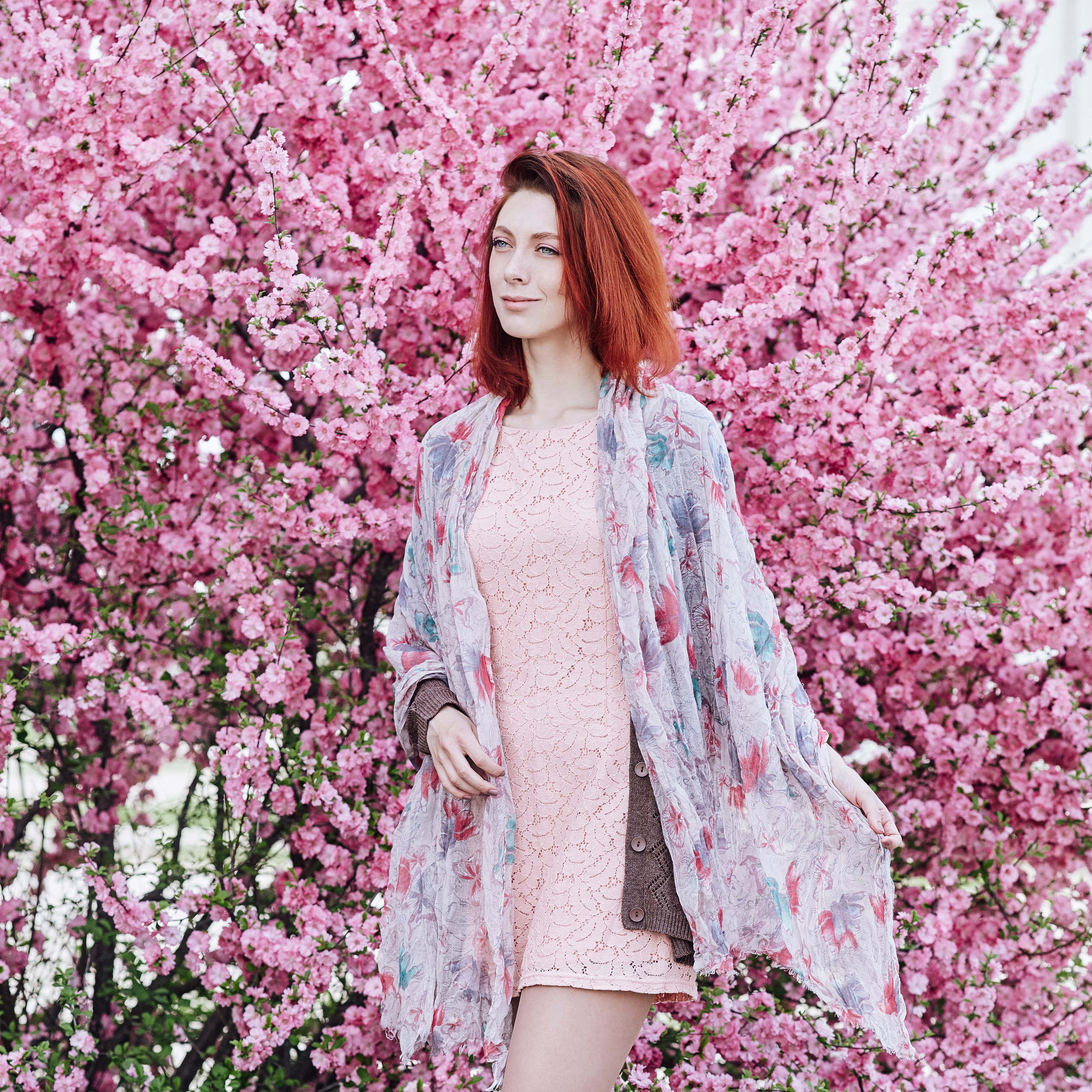 Весенняя фотосессия в цветущем саду в Находке - модельная съёмка для рыжей девушки в розовом платье