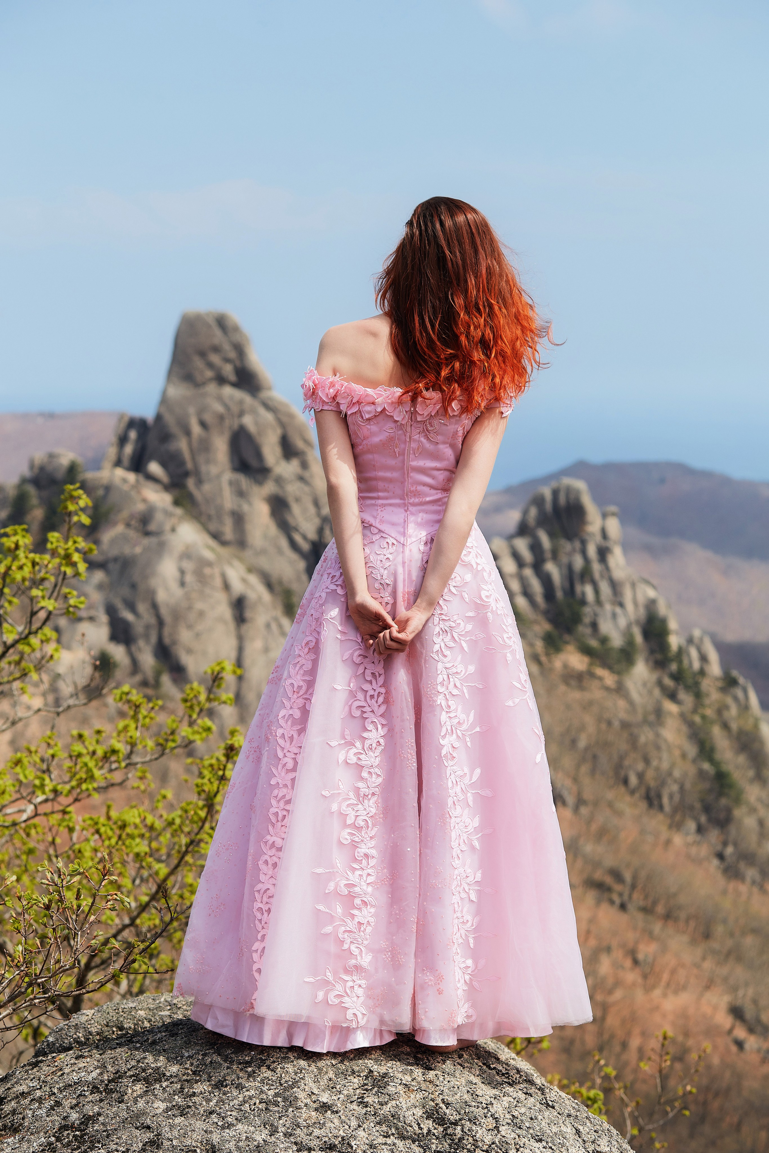 Фотосессия с девушкой в розовом платье на фоне Плато Атлантов в Приморье