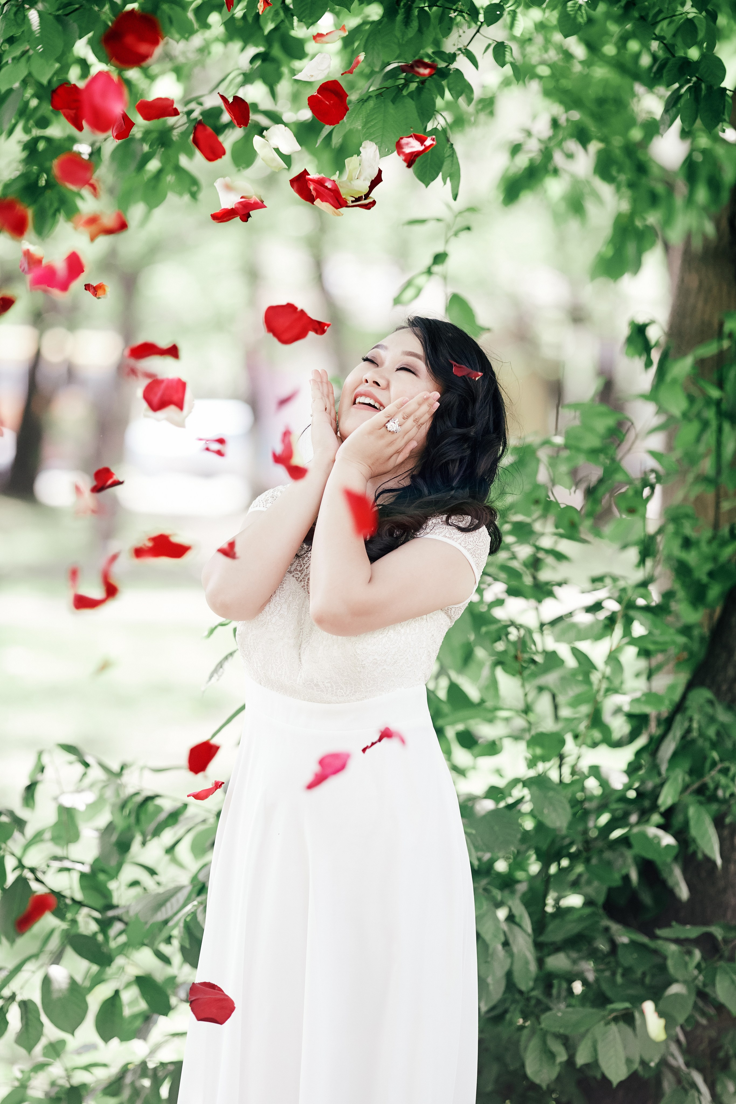 Невесту поздравляют со свадьбой, рассыпав в воздухе лепестки роз