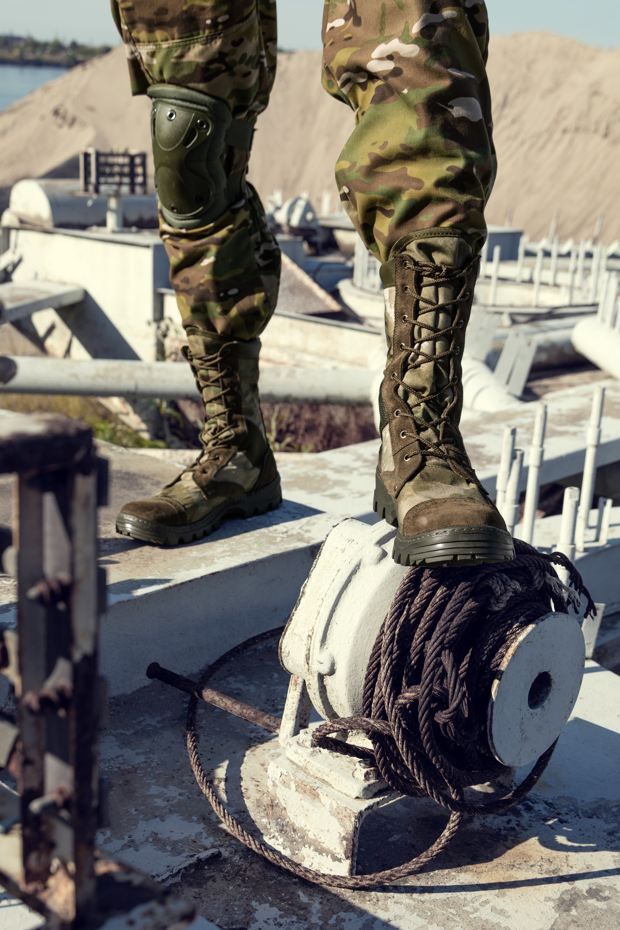 Камуфляжные берцы на мужчине в форме | Съемка для каталога армейской обуви