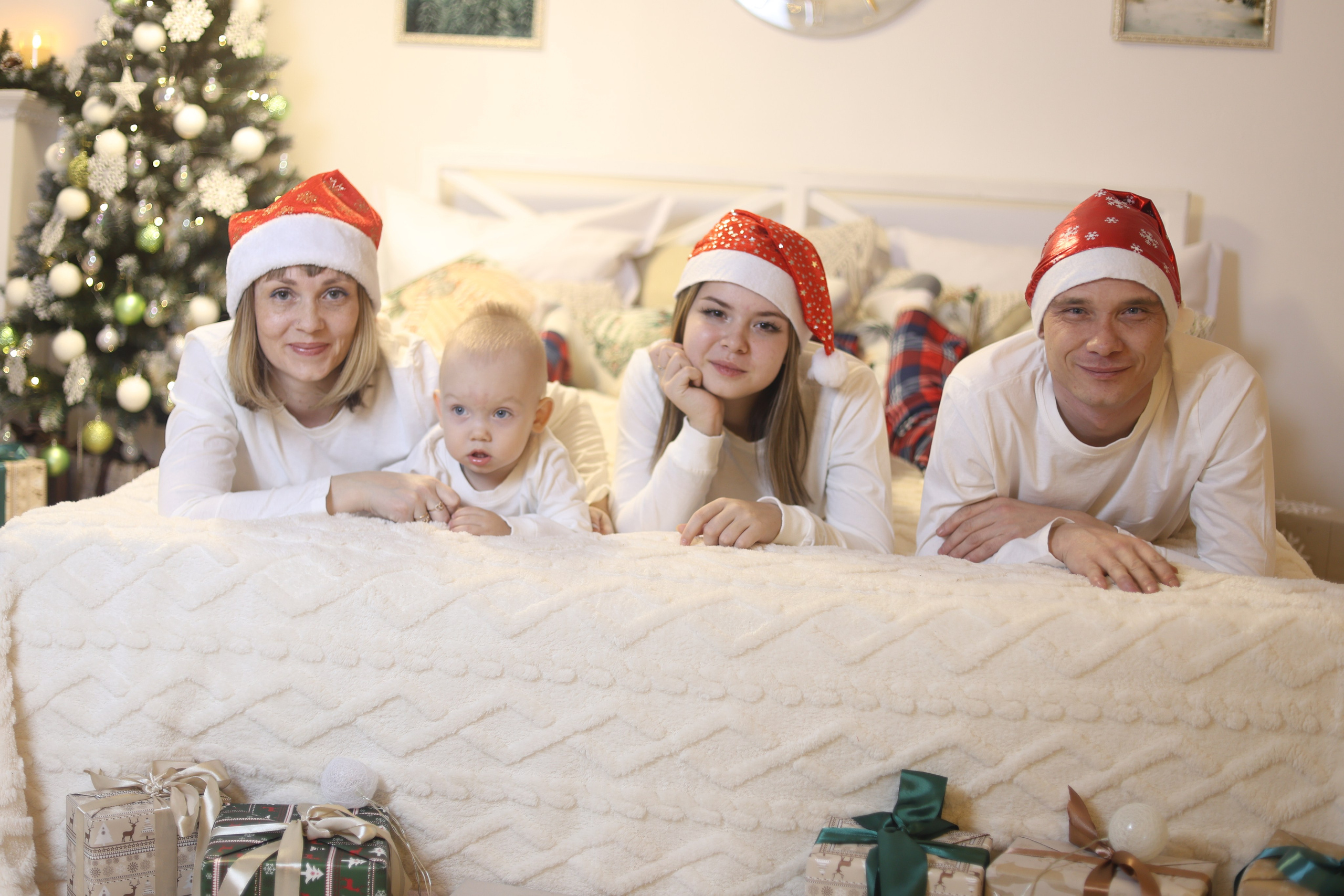 Семейные фотосессии студийные; новогодние, тематические, домашние и тд. Выпускные альбомы для школ и Детских садов в Барнауле /Выпускные/Свадебные/Детские/Семейные и др. виды съёмок /Фотограф Вера Валейко