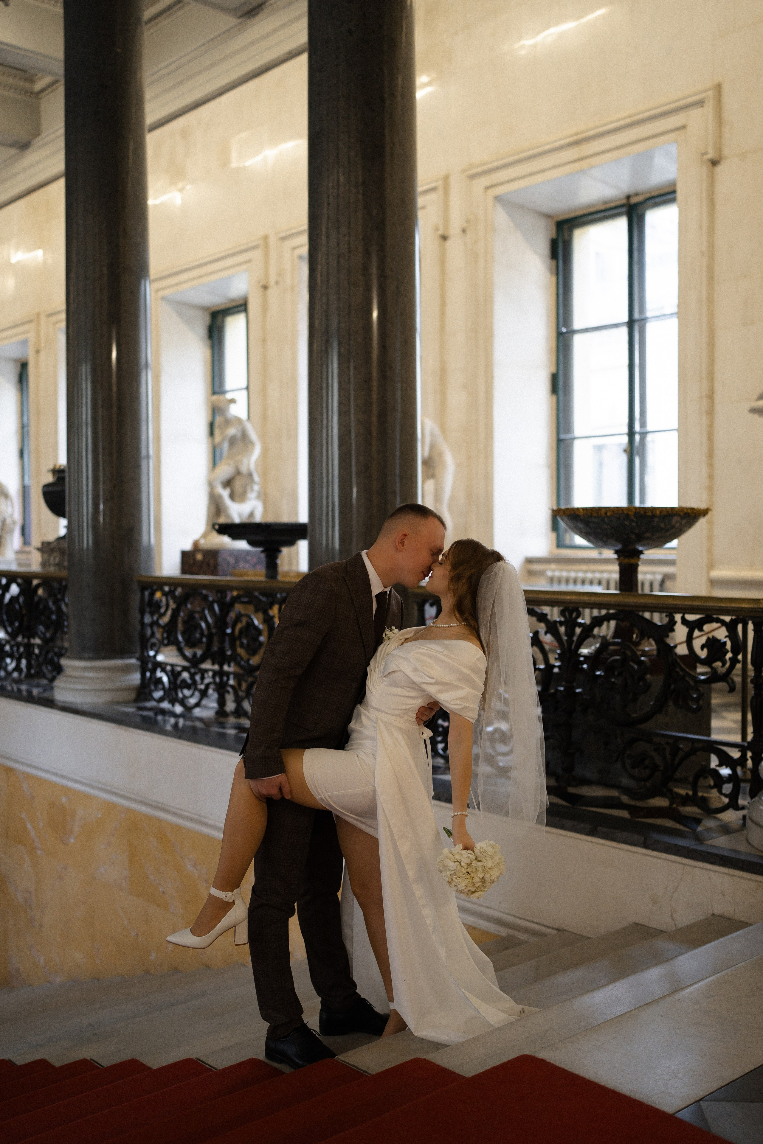 Дмитрий и Кира (Эрмитаж). Свадебный фотограф в Санкт-Петербурге