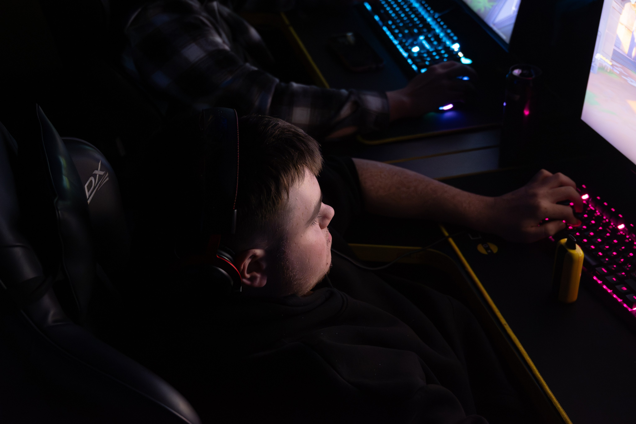 Репортаж в киберспортивном клубе Kolizeum. Фотограф мероприятий в Москве