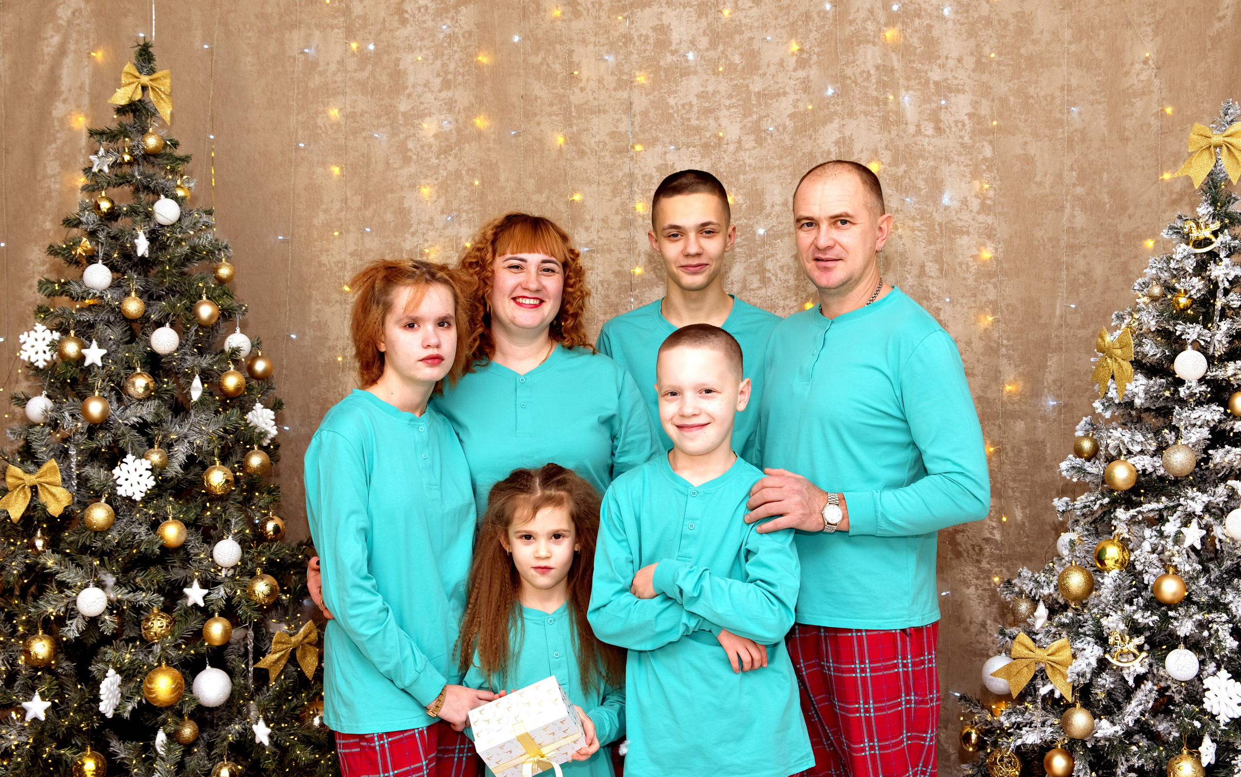 Новогодняя семейная фотосессия для большой и дружной семьи Кристины Данелькевич. Свадебный и семейный фотограф в Кыштыме Челябинске Марина Шигапова