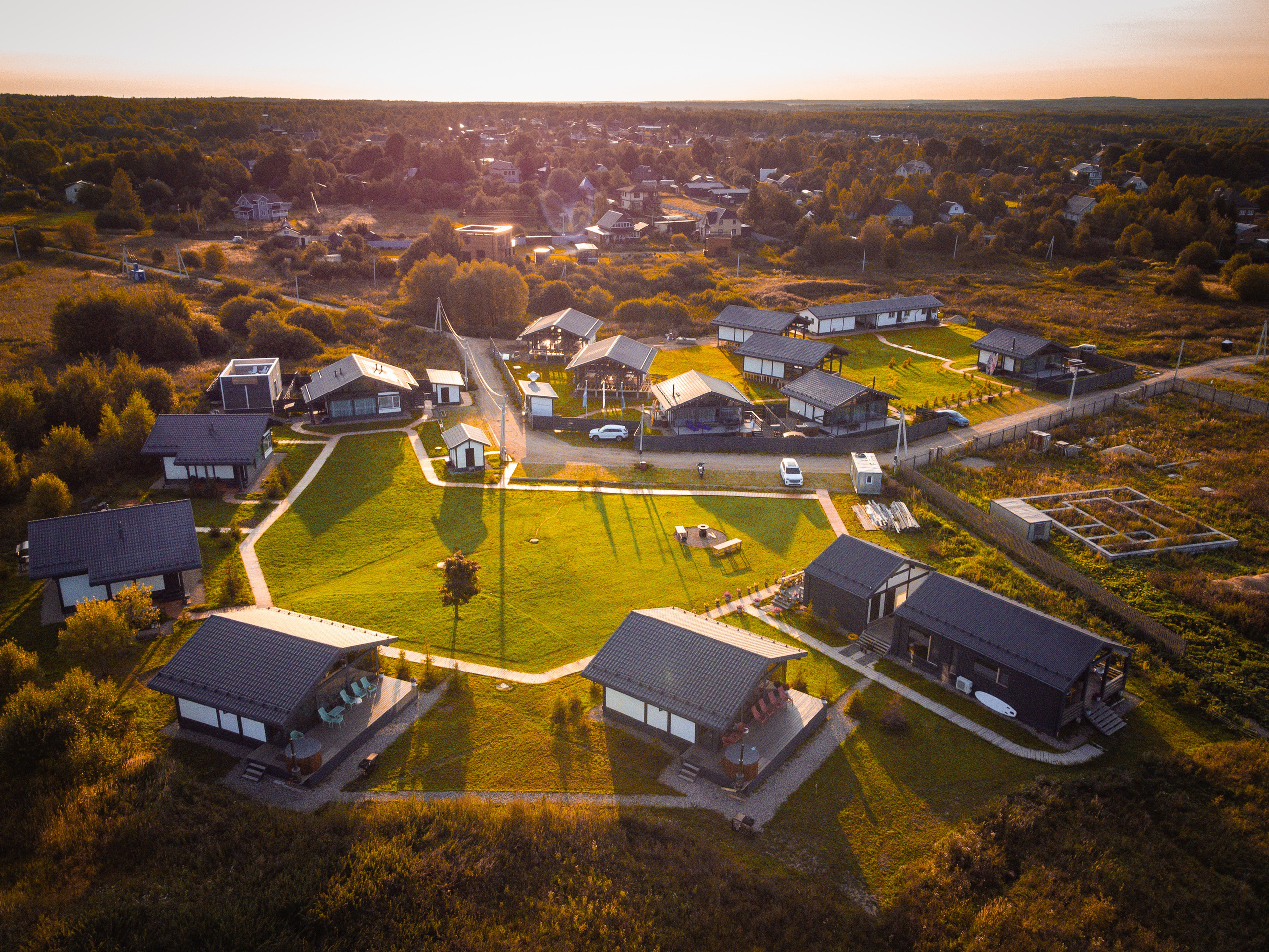 Переславль - Залесский, Загородный клуб "ОЗЕРО", Плещеево озеро, крестова гора, небо, трава, лето, утро, дома