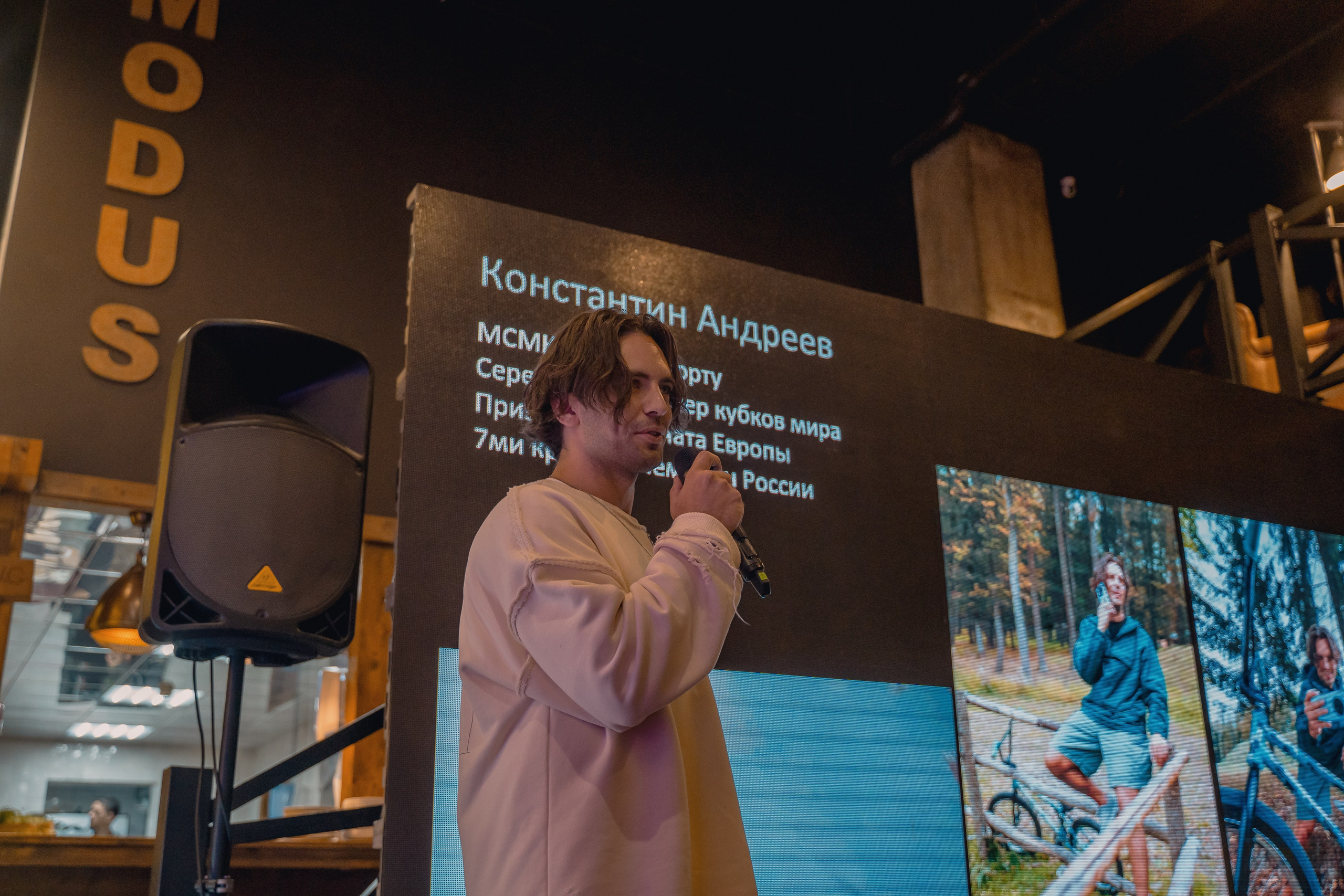 Фотосъемка выступающего с презентаций телефона 