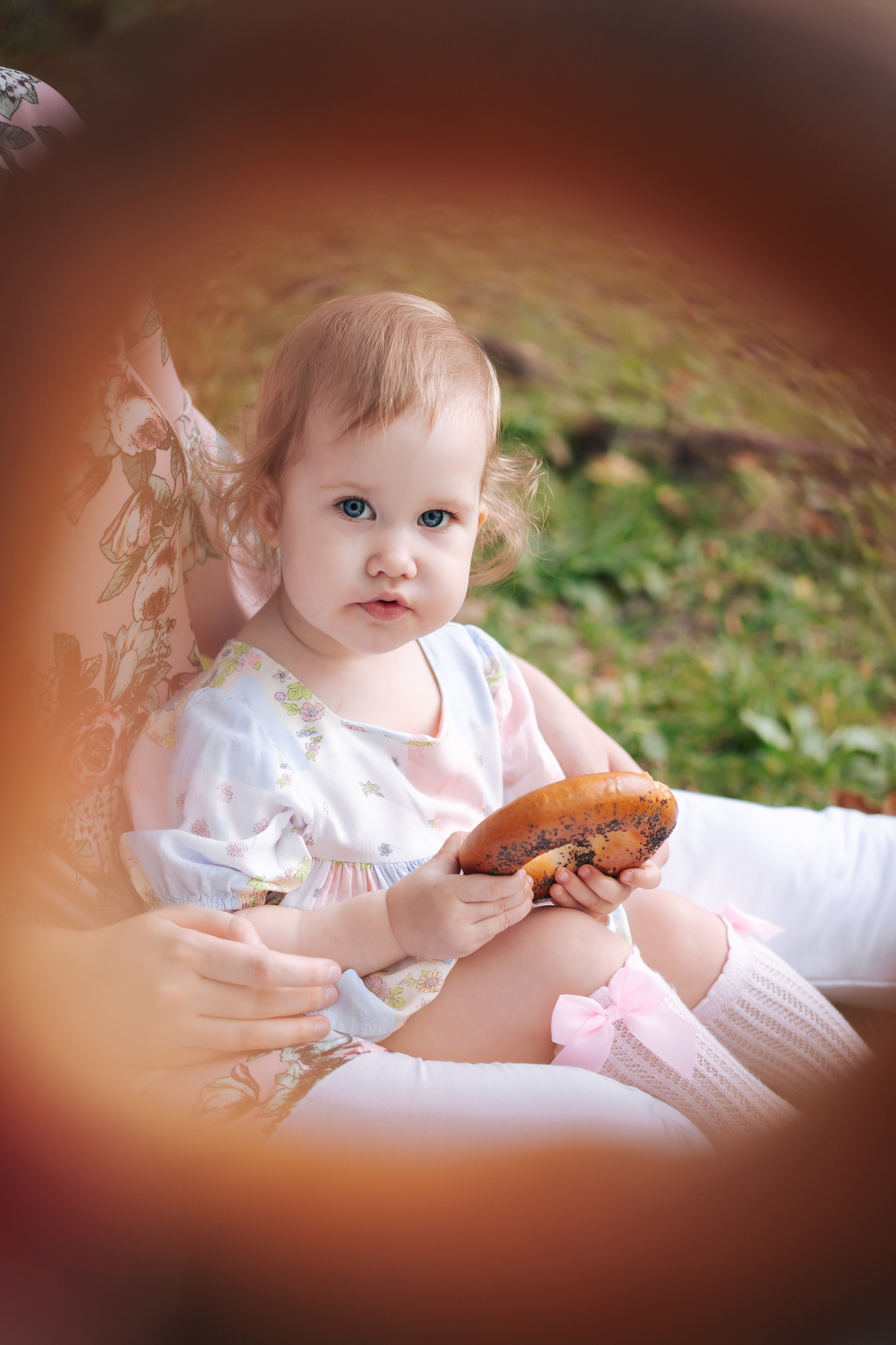 Евангелина с мамой в парке. Детская, семейная фотостудия в Санкт-Петербурге