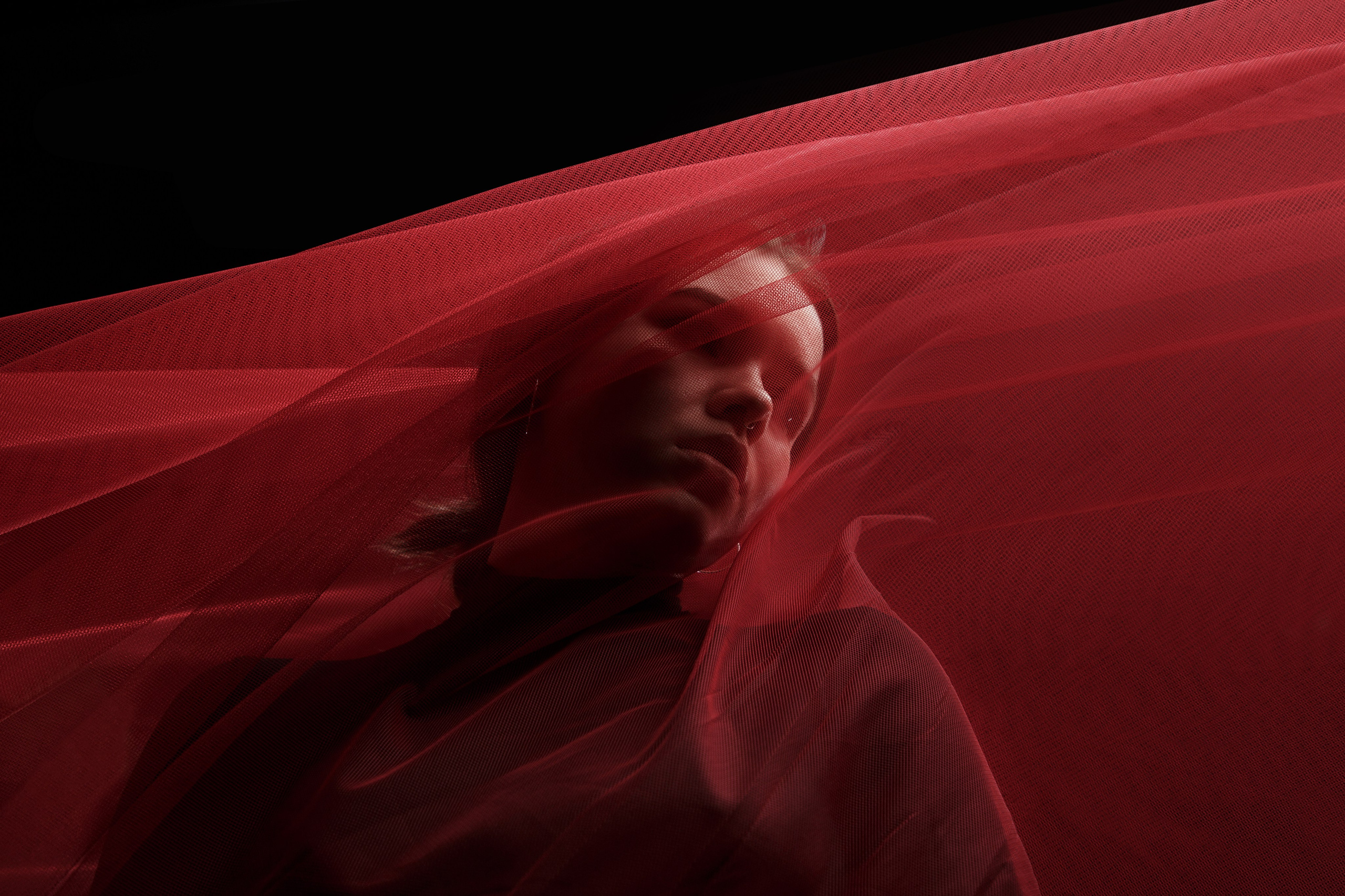 Драматичный портретный снимок девушки. 