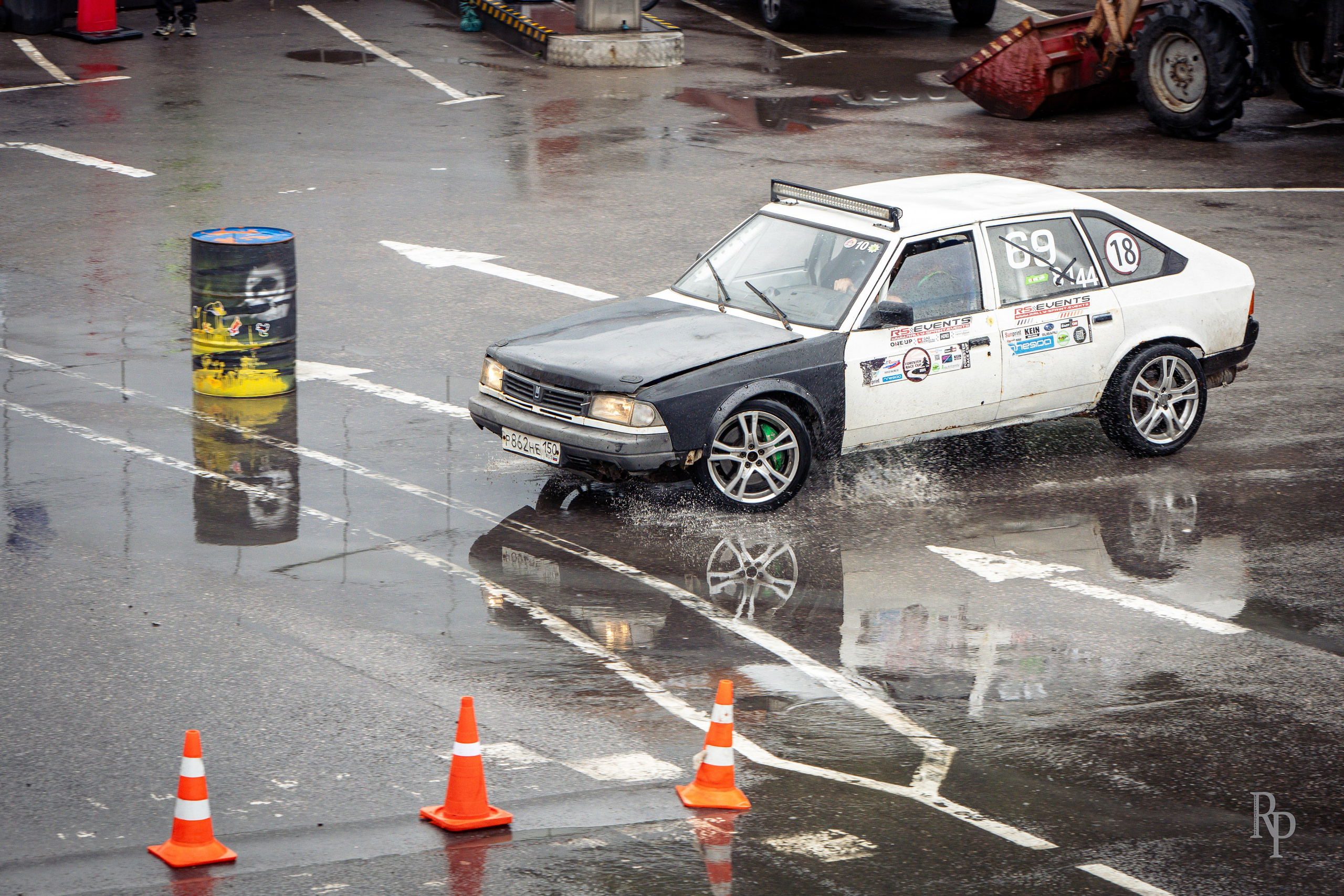 SHOWDOWN. Rusty Photographer