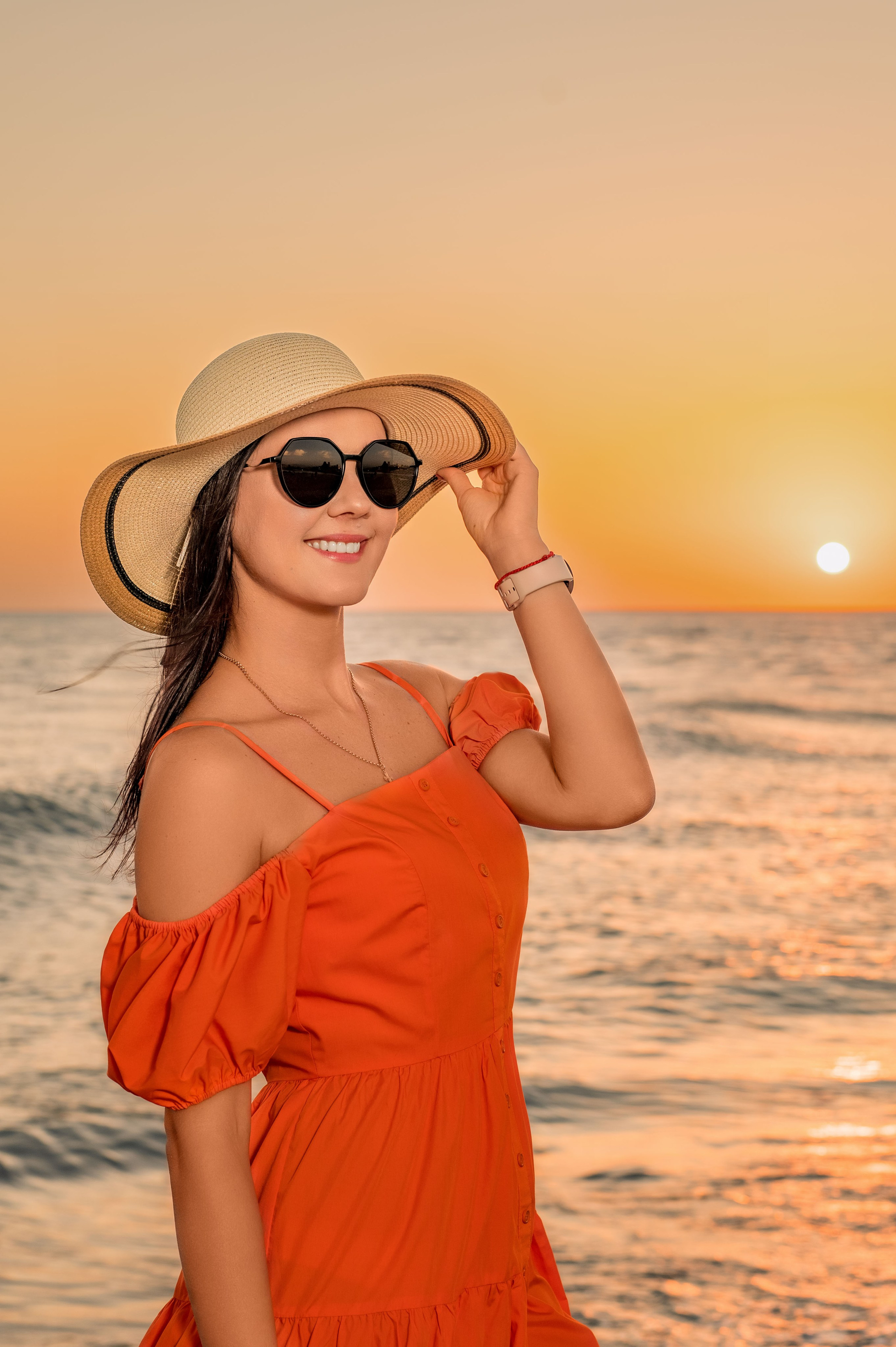 девушка на фоне моря и солнца в Адлере