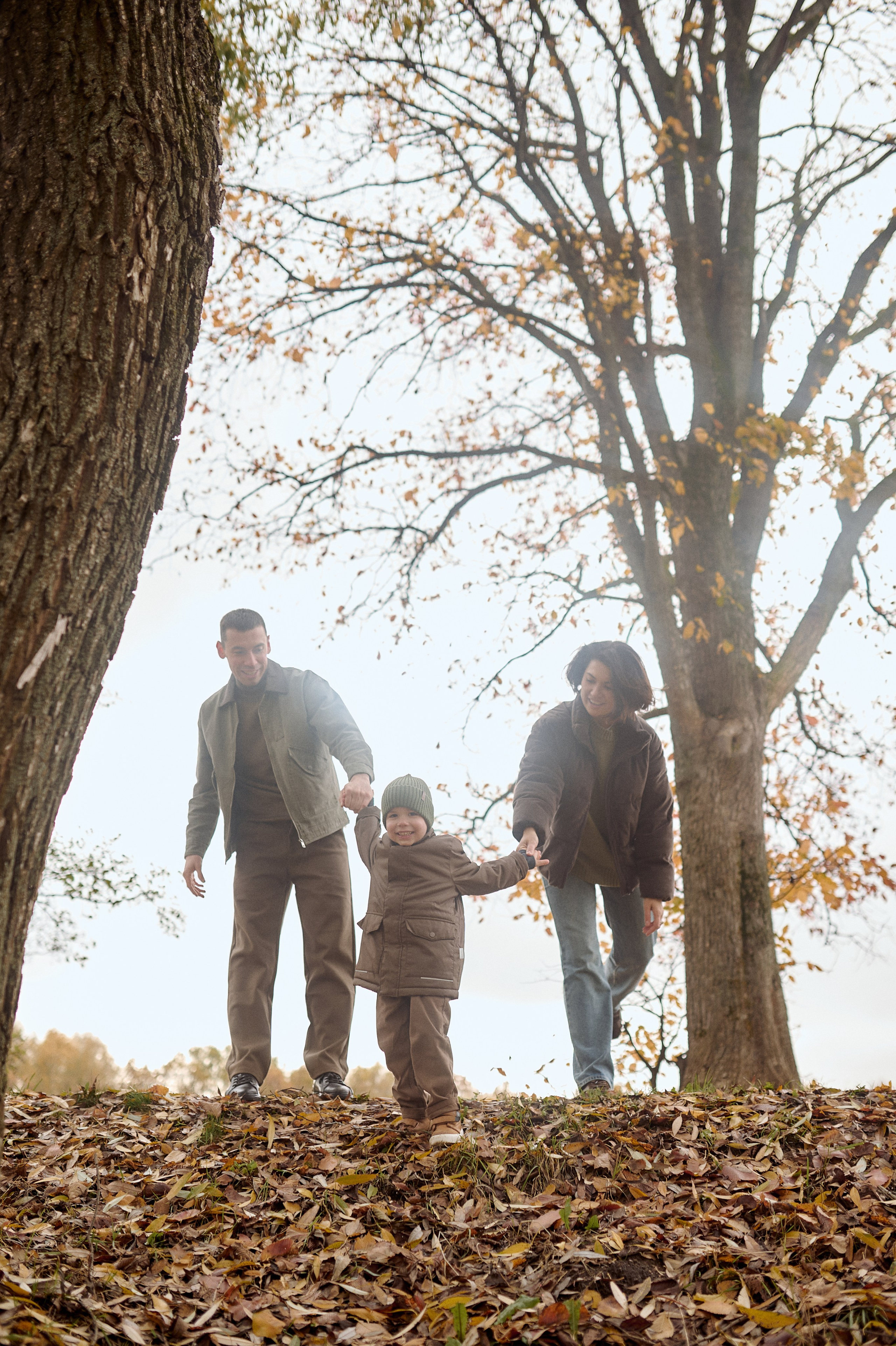 Вова, Юля и Максим в осеннем парке. Семейный и свадебный lifestyle-фотограф в Москве Мария Петрова