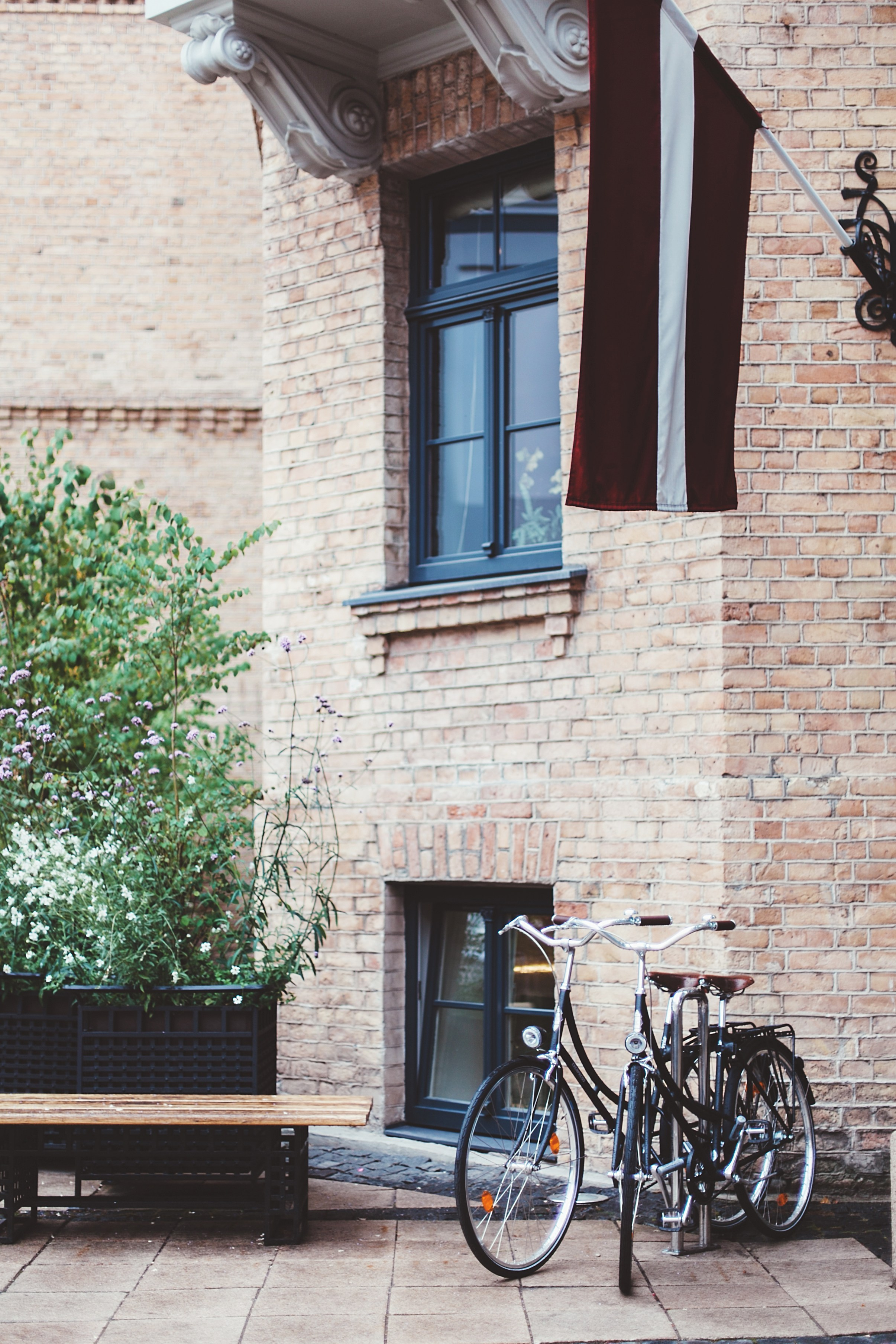 Бергас Базарс отель и латвийский флаг