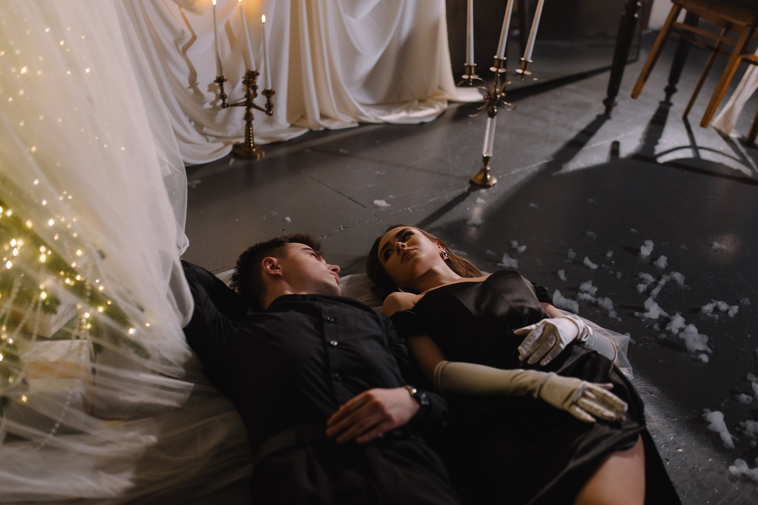 Зимняя фотосессия пары с падающим снегом при свечах. Фотограф и видеограф в Мурманске, Москве Екатерина Нечаева