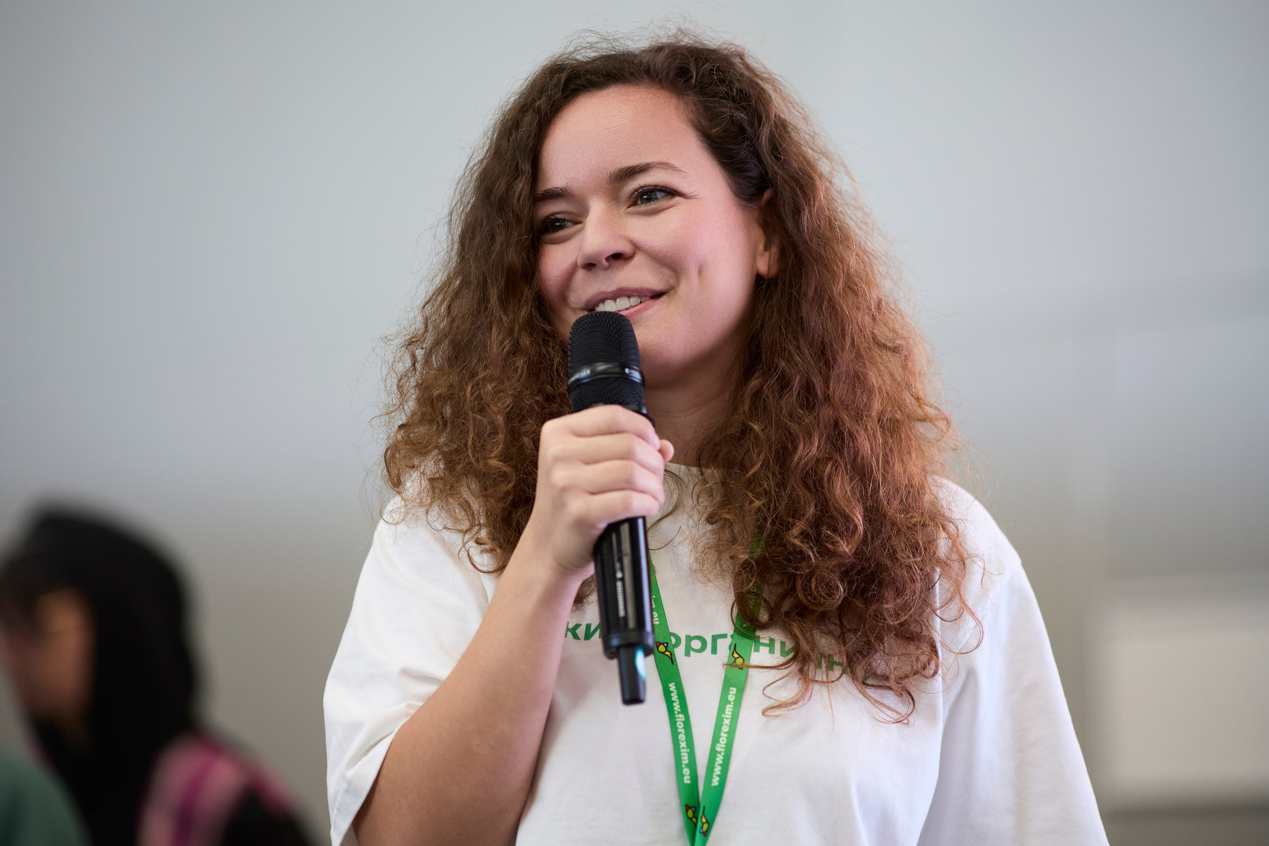 Портрет девушки спикера на выставке в Москве.