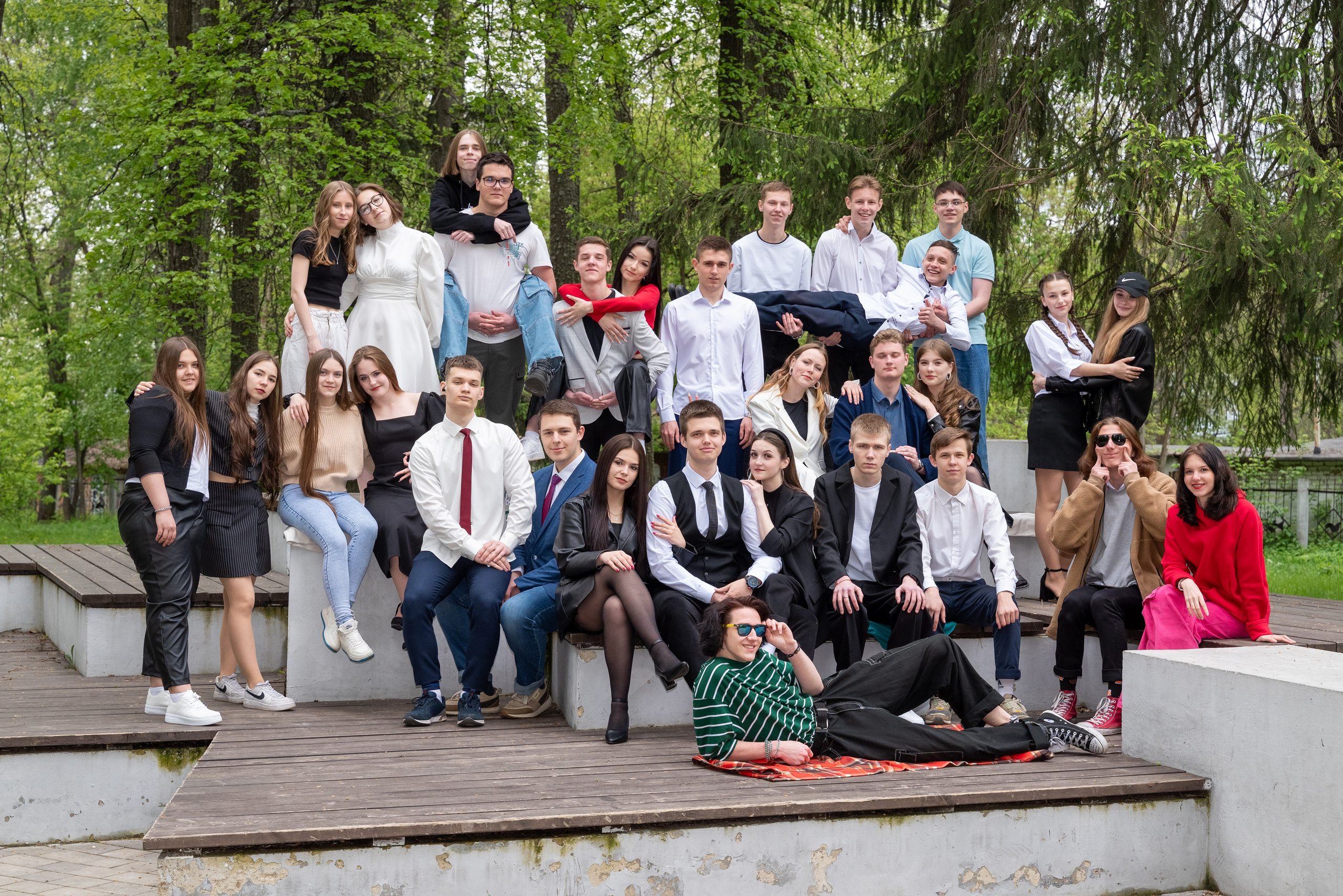 Осенние фотосессии классов в городе для ваших выпускных альбомов. Выпускные альбомы в городе Саров