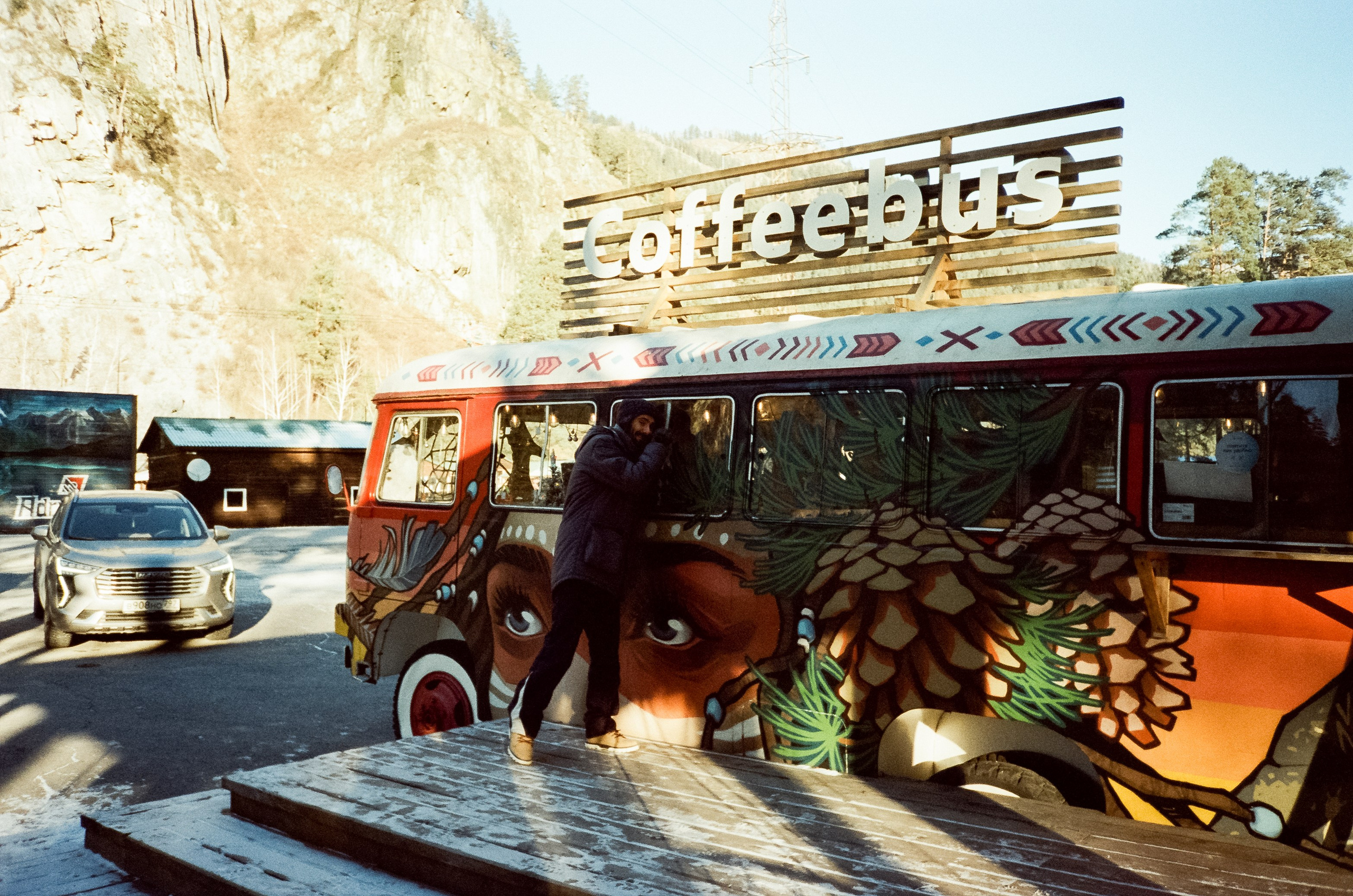 Кафе-автобус Coffee Bus в Чемале. Зимний Алтай. Фотограф-документалист Мария Осокина