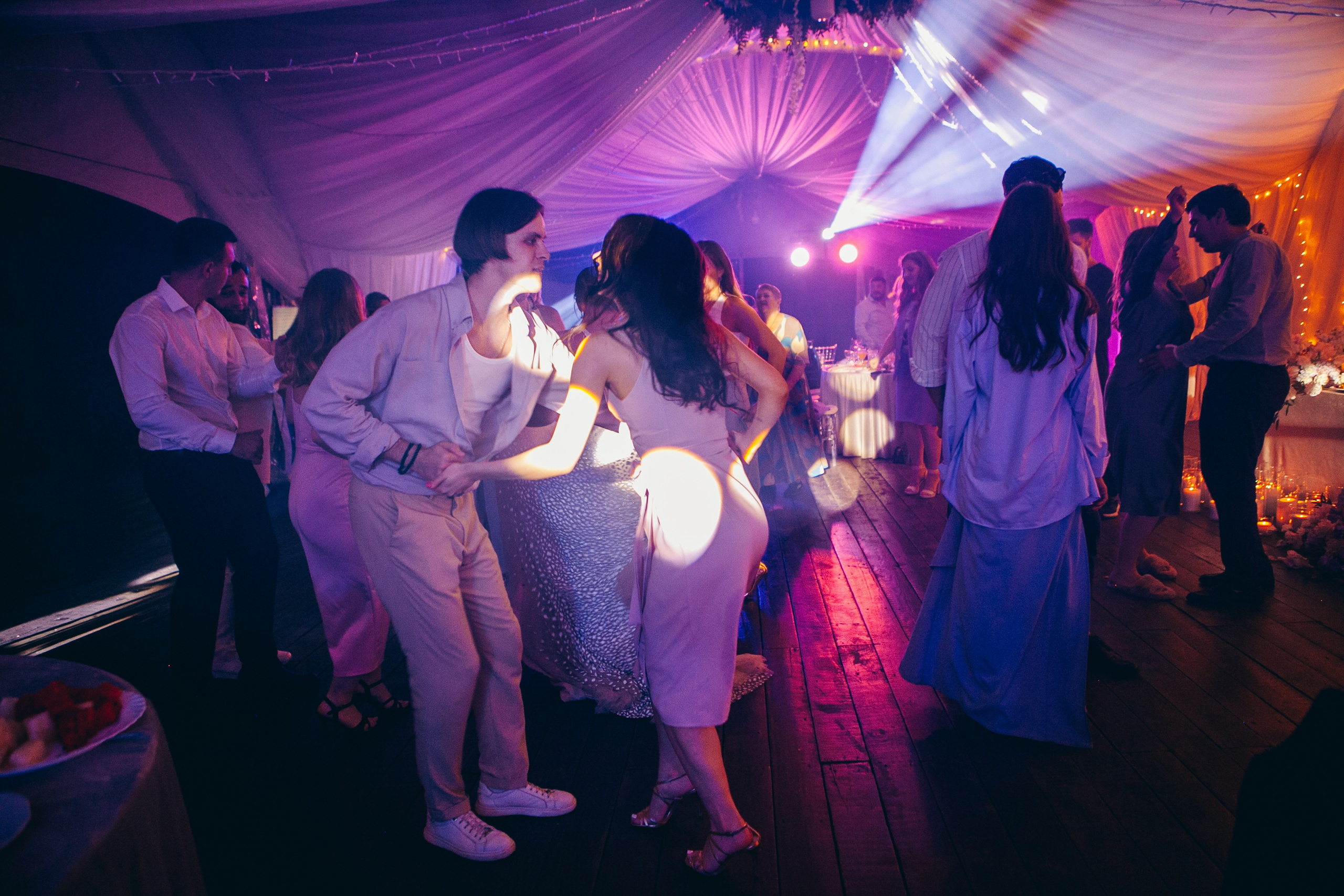 красивая цветомузыка и профессиональное освещение на свадьбах